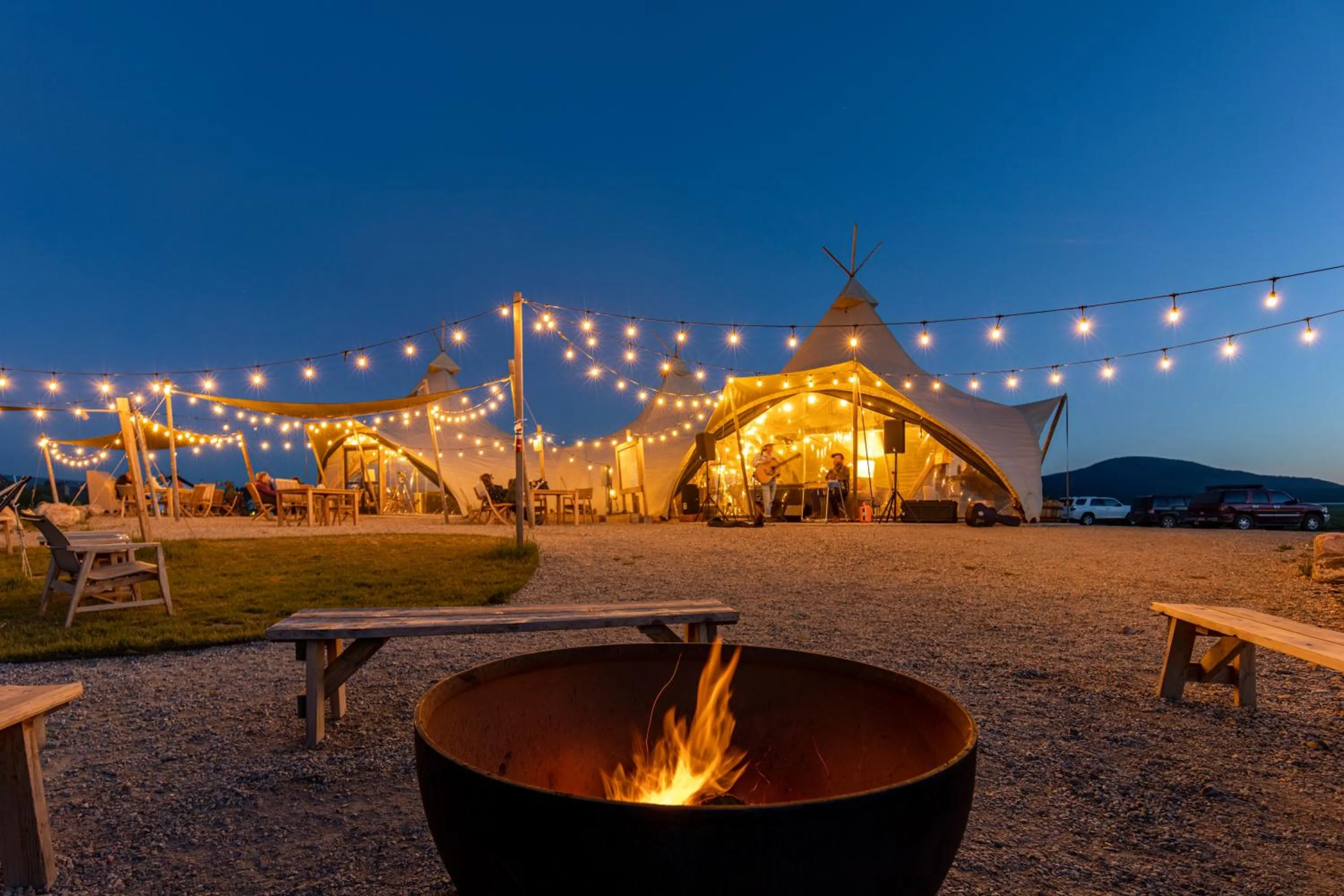 Lounge or bar in Under Canvas West Yellowstone