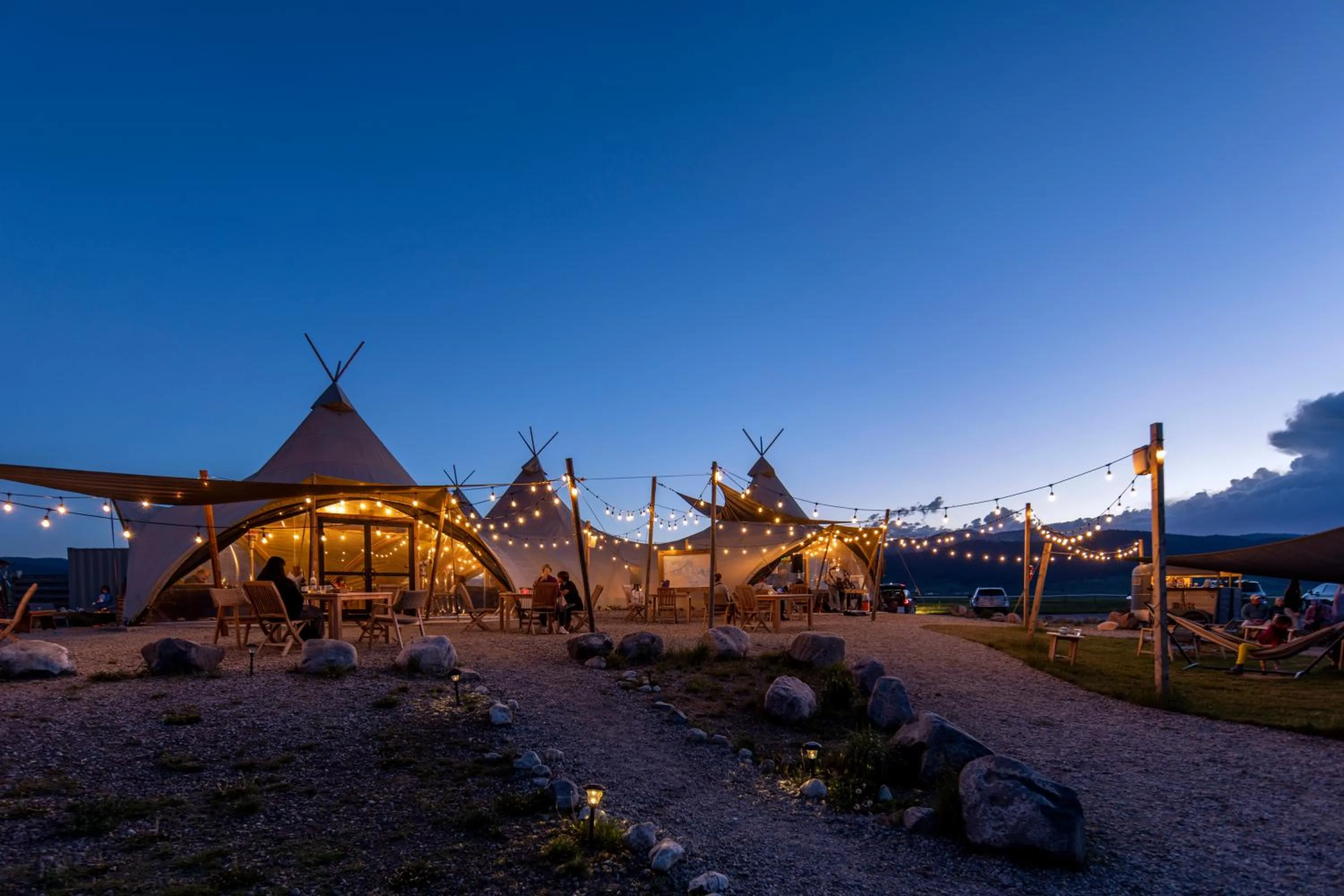 Lounge or bar in Under Canvas West Yellowstone