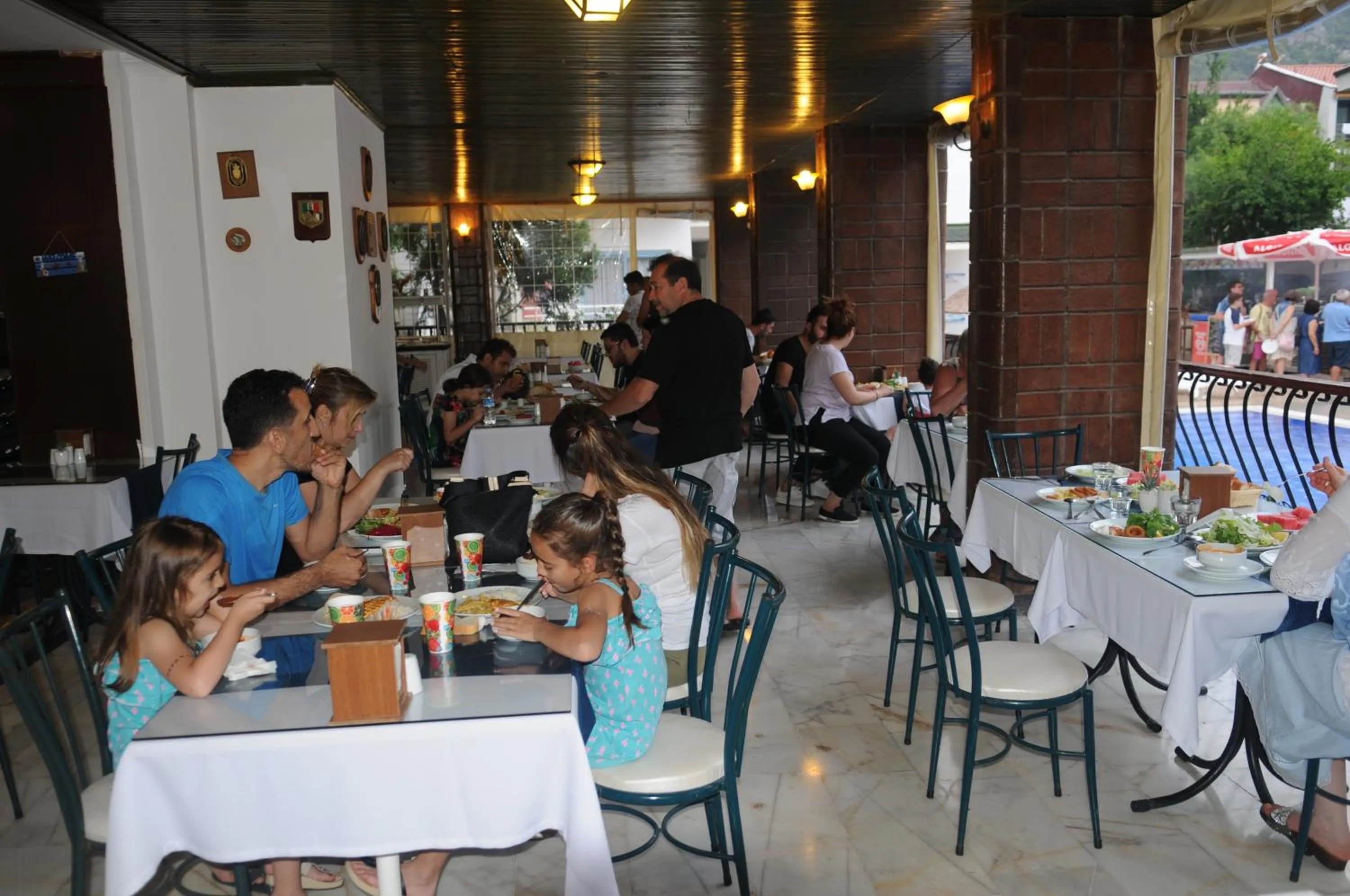 Restaurant/places to eat in Navy Hotel