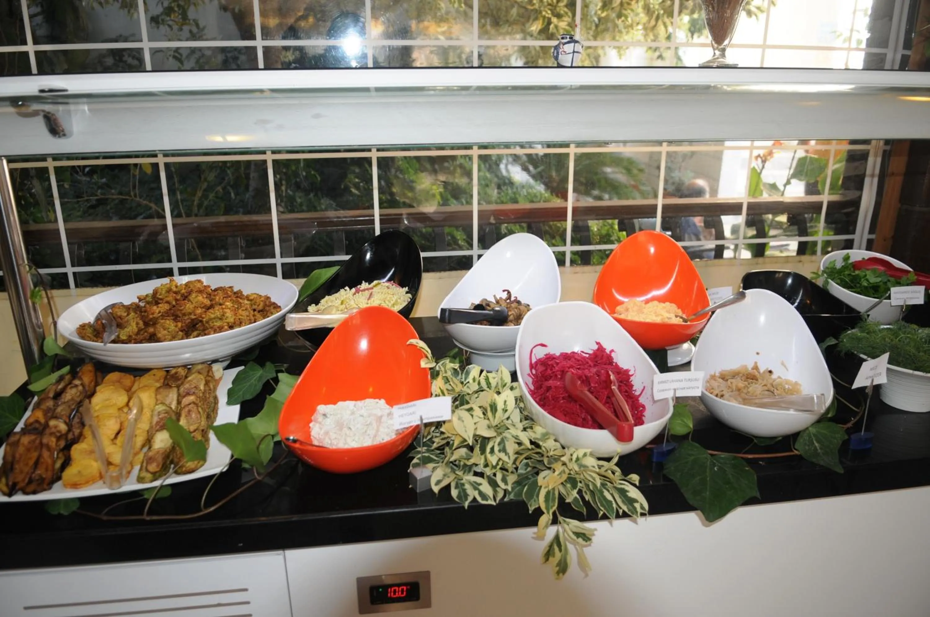 Restaurant/places to eat in Navy Hotel