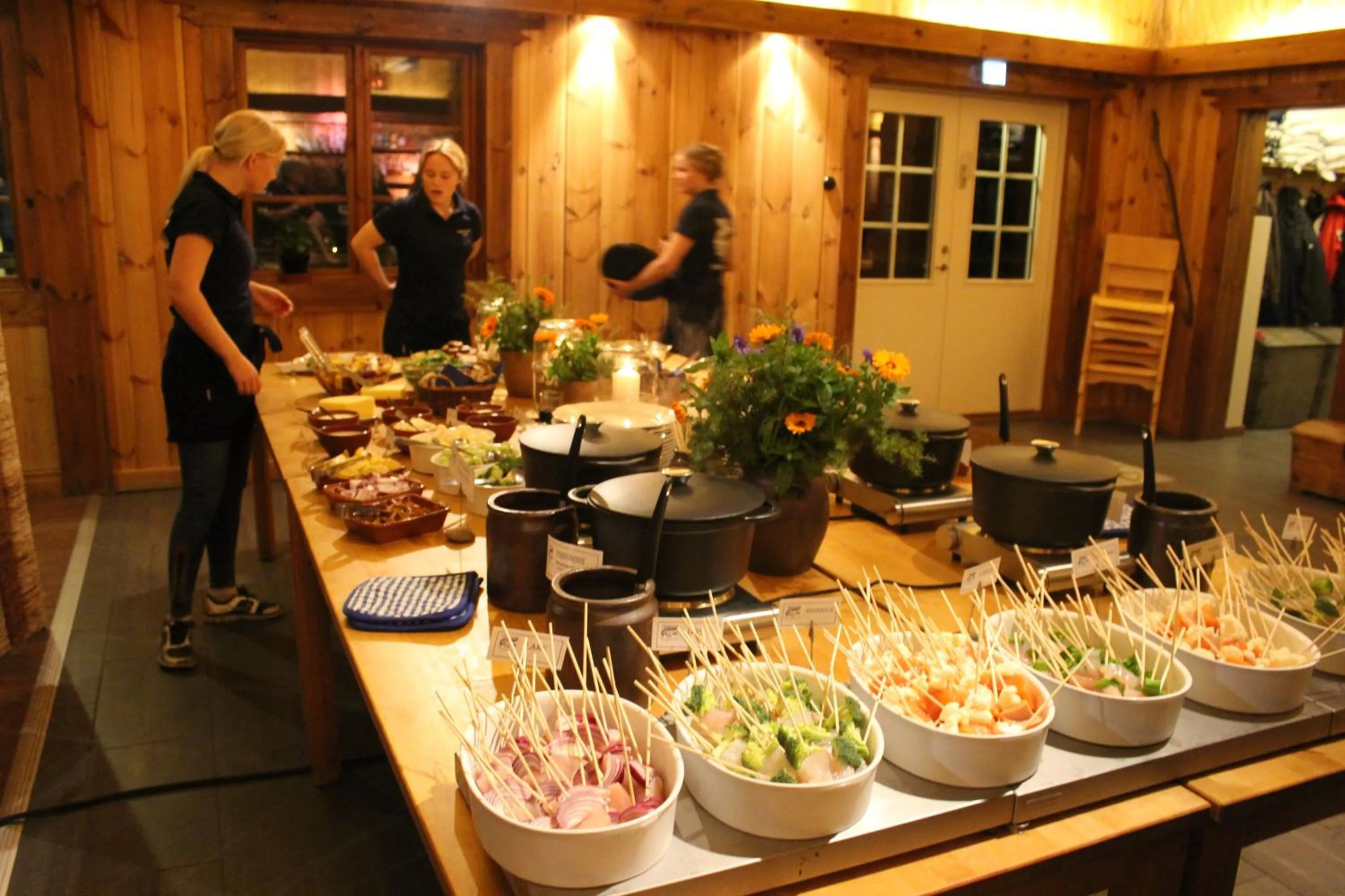 Restaurant/places to eat in Tiraholms hotell