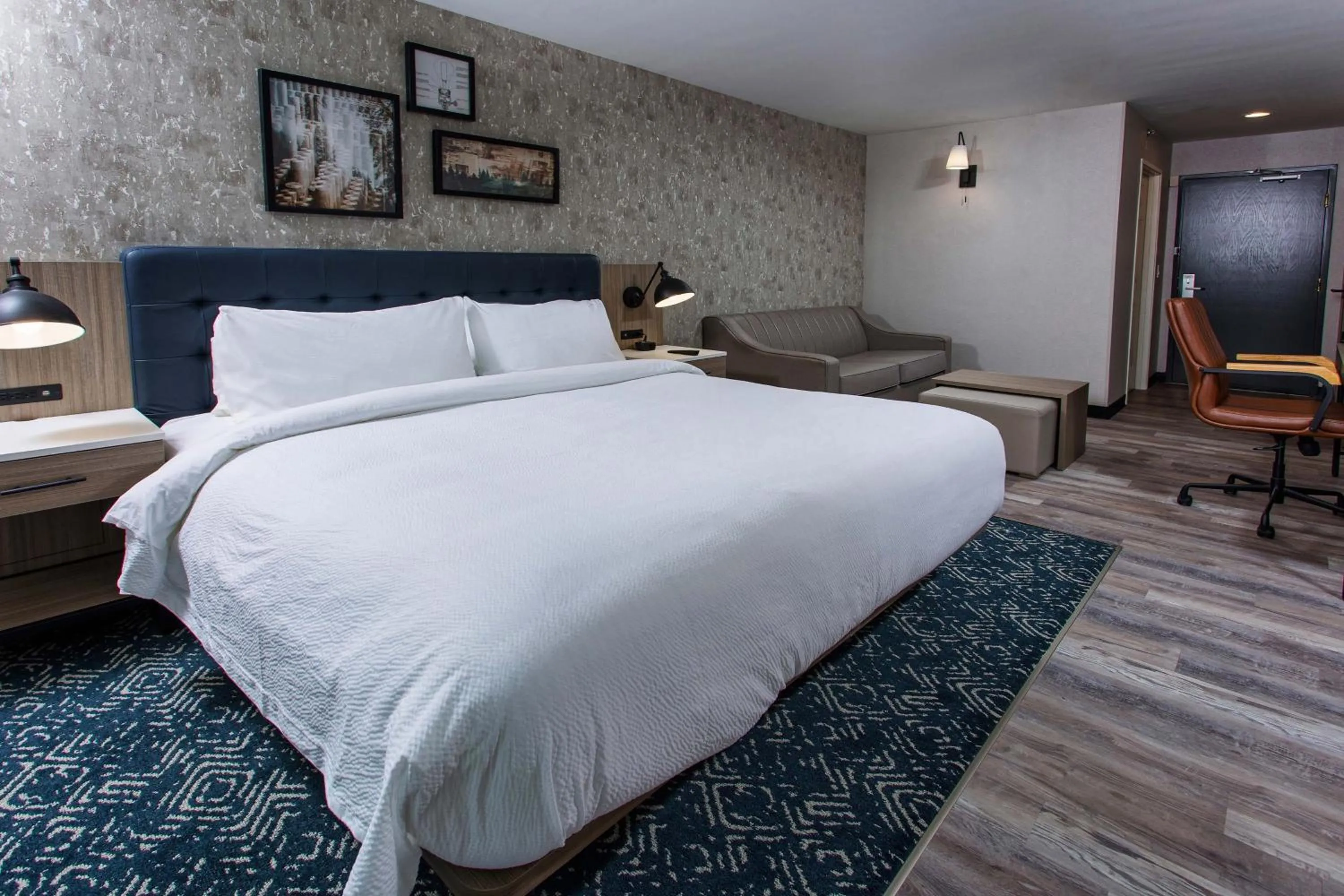 Photo of the whole room, Bed in Four Points by Sheraton Appleton