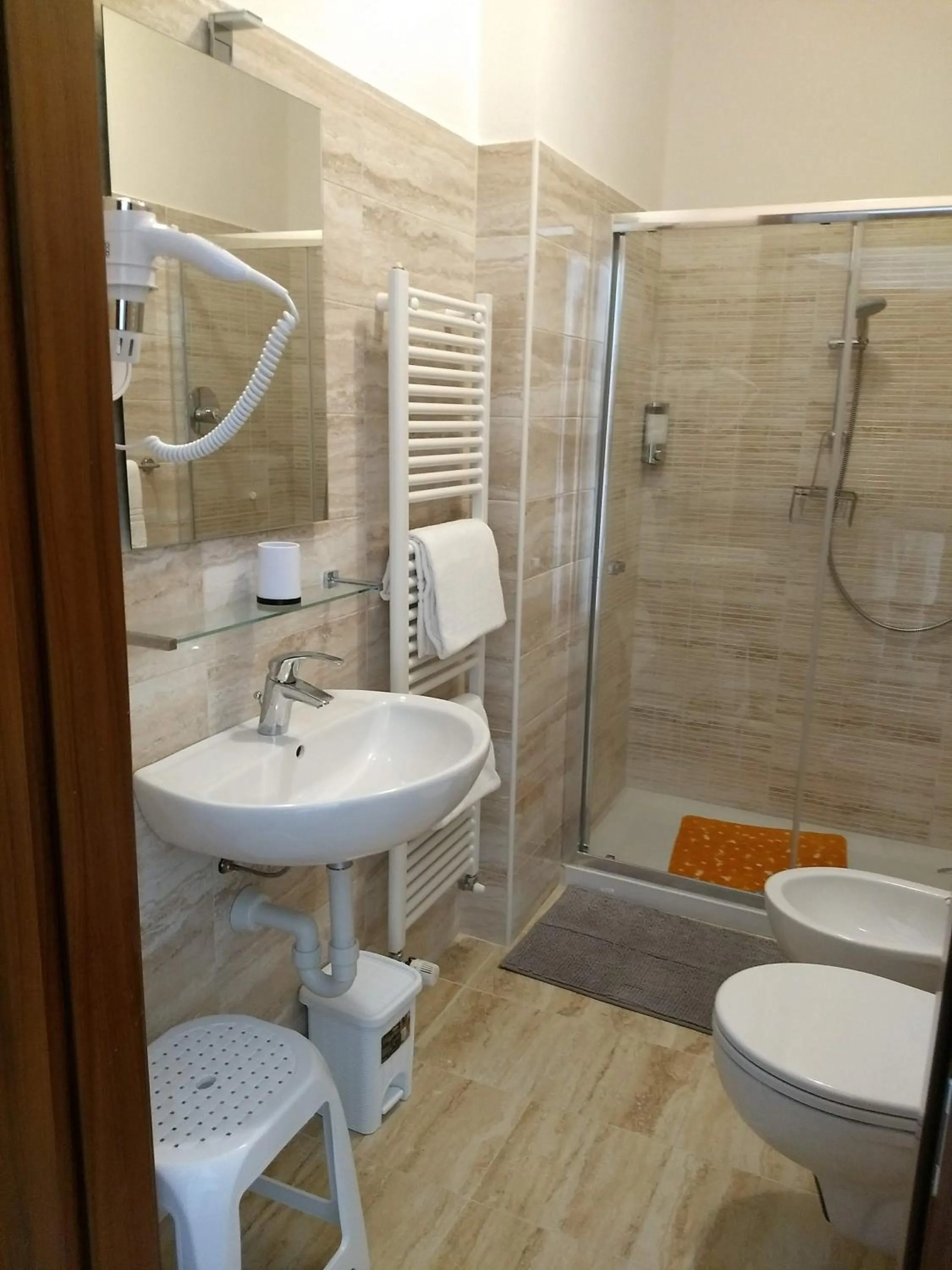 Shower in San Polo Star