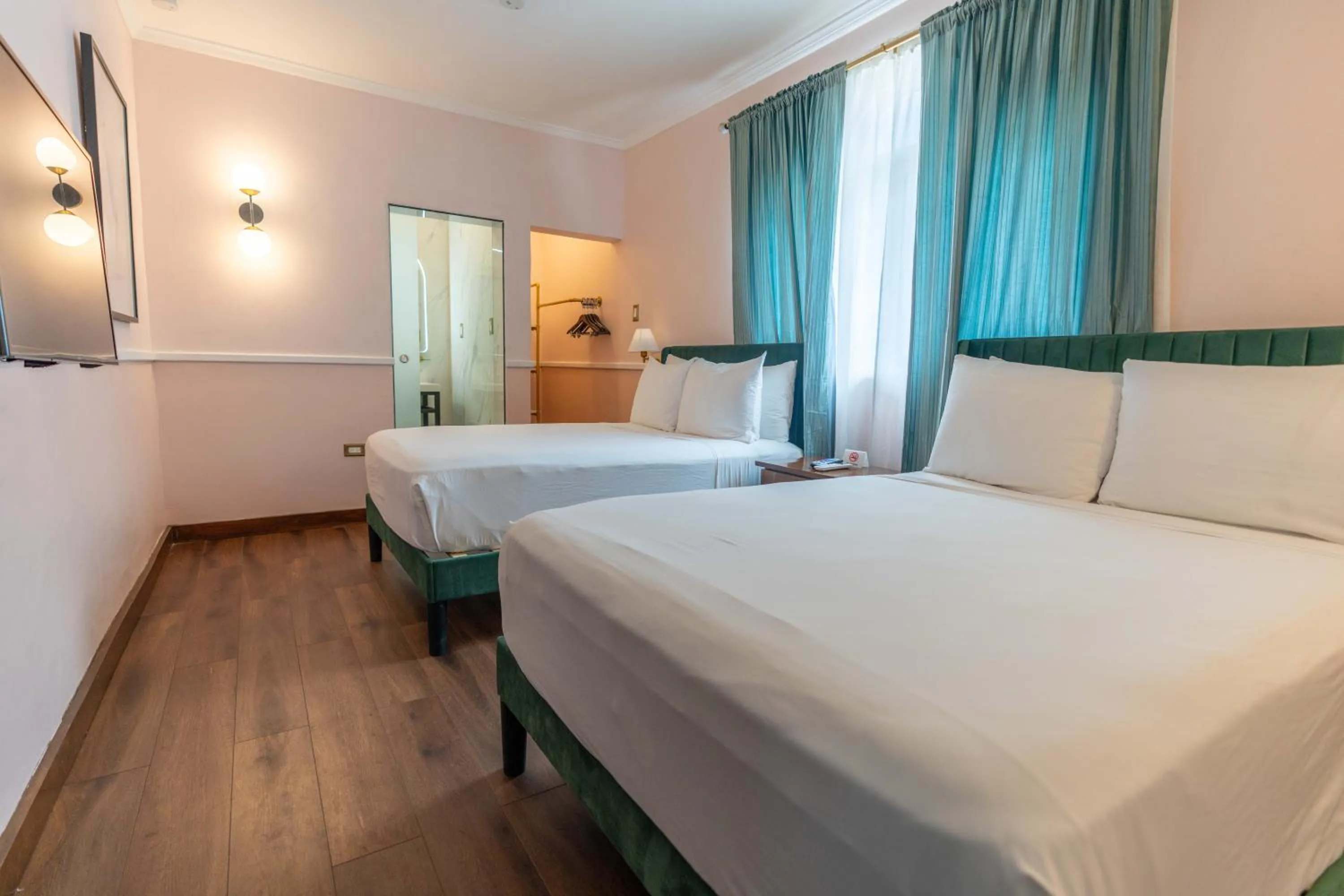 Bedroom, Bed in Travellers Beach Resort