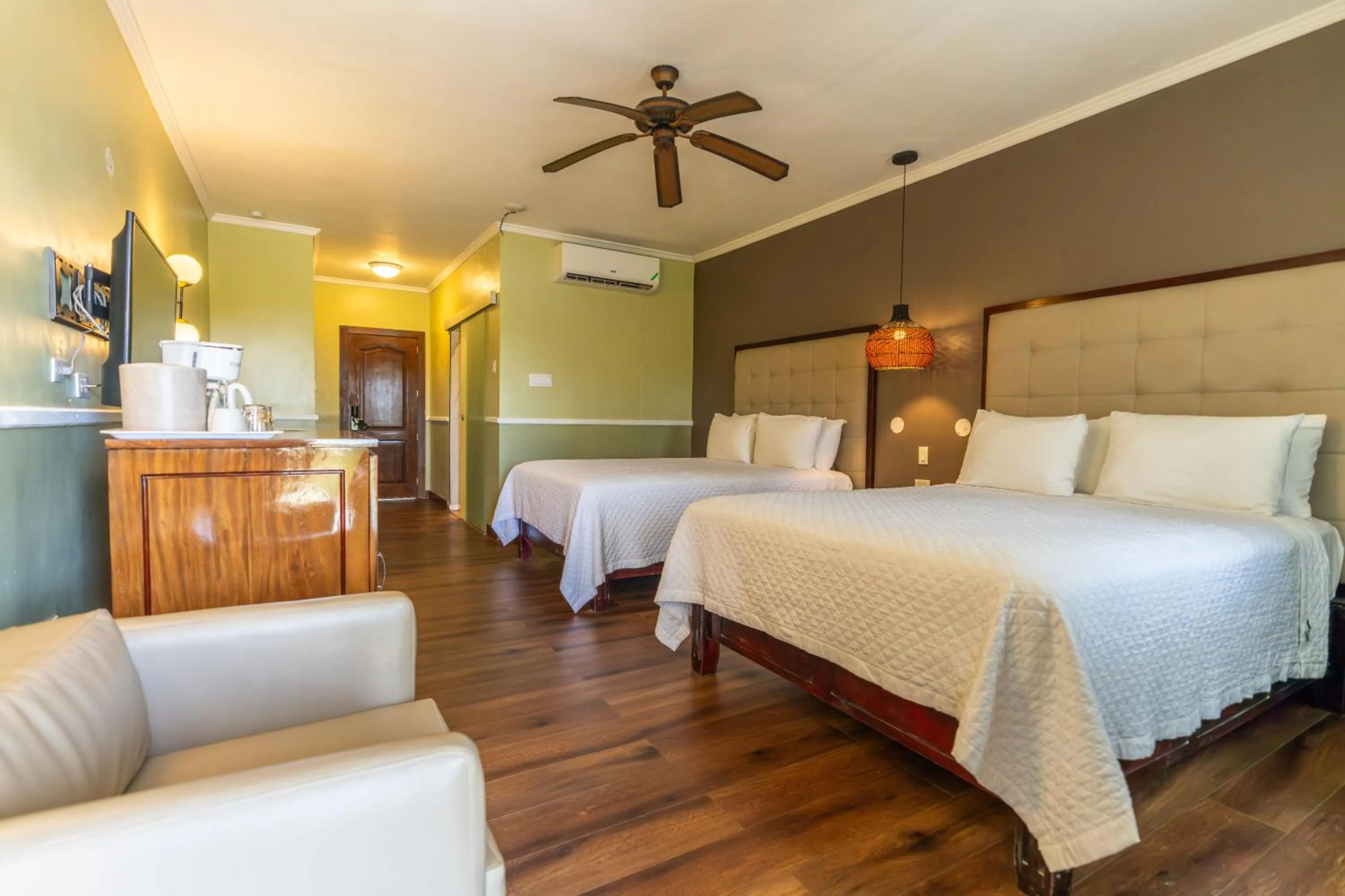 Bedroom, Bed in Travellers Beach Resort