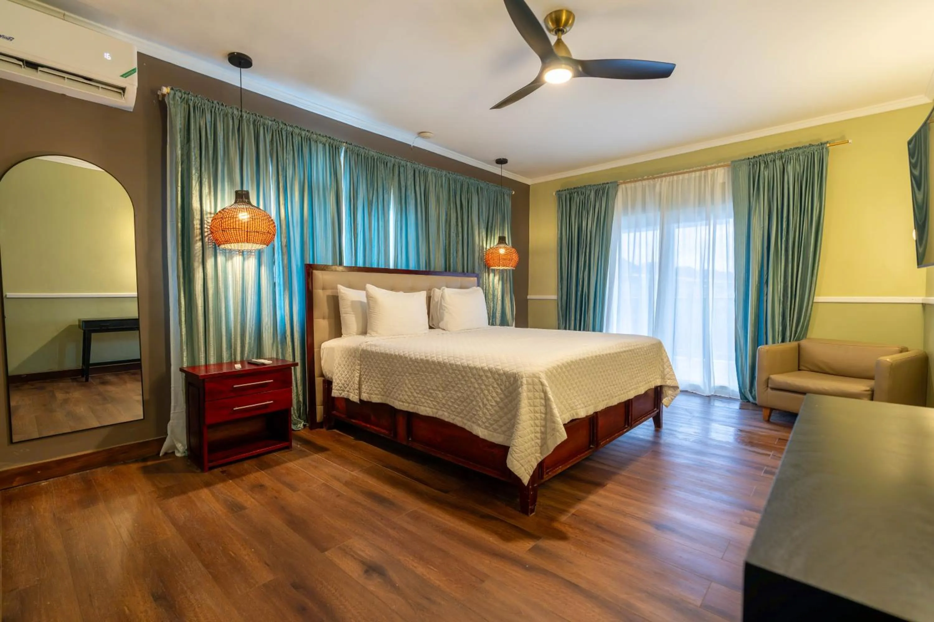 Bedroom, Bed in Travellers Beach Resort