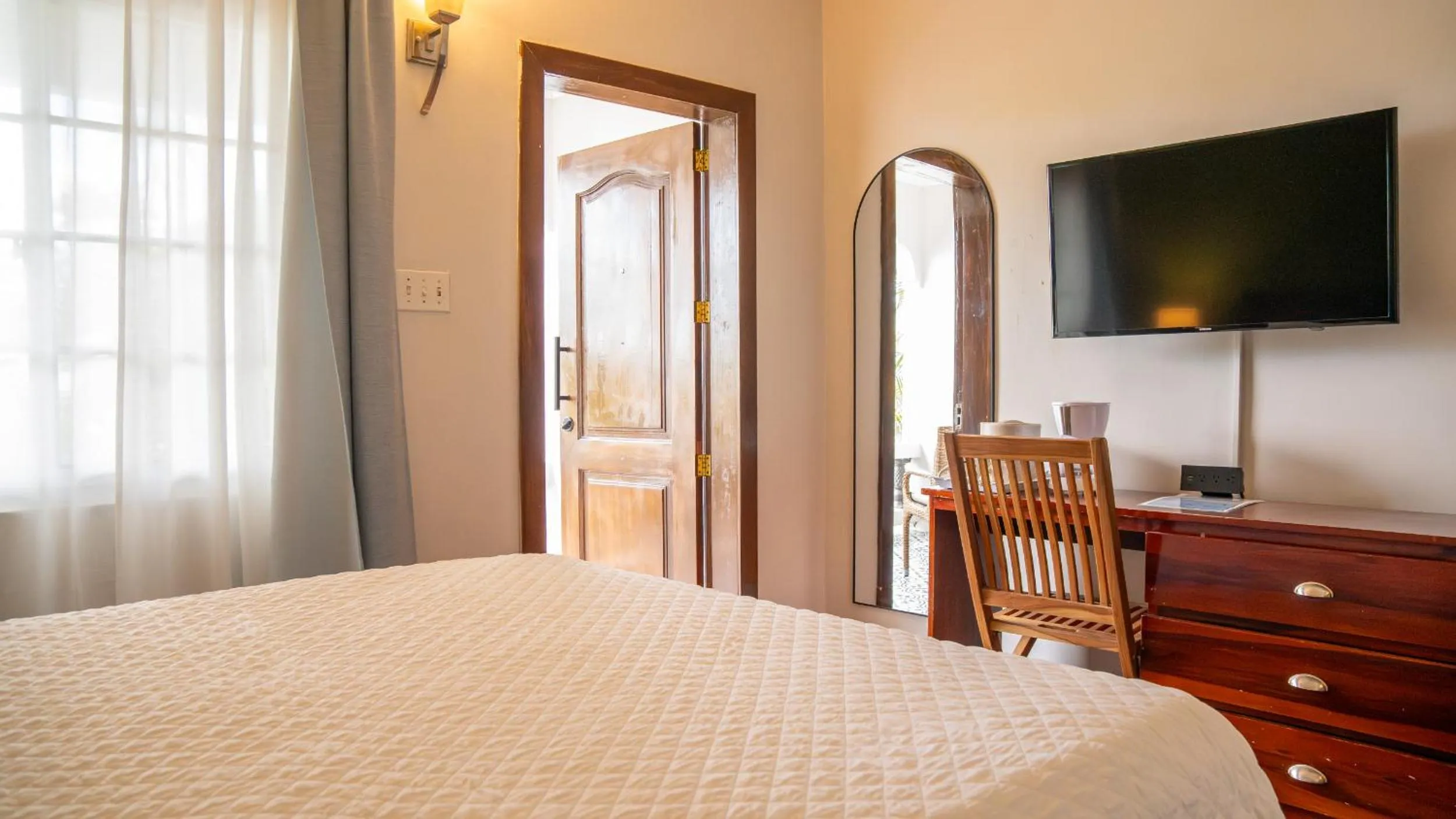 Bedroom, Bed in Travellers Beach Resort