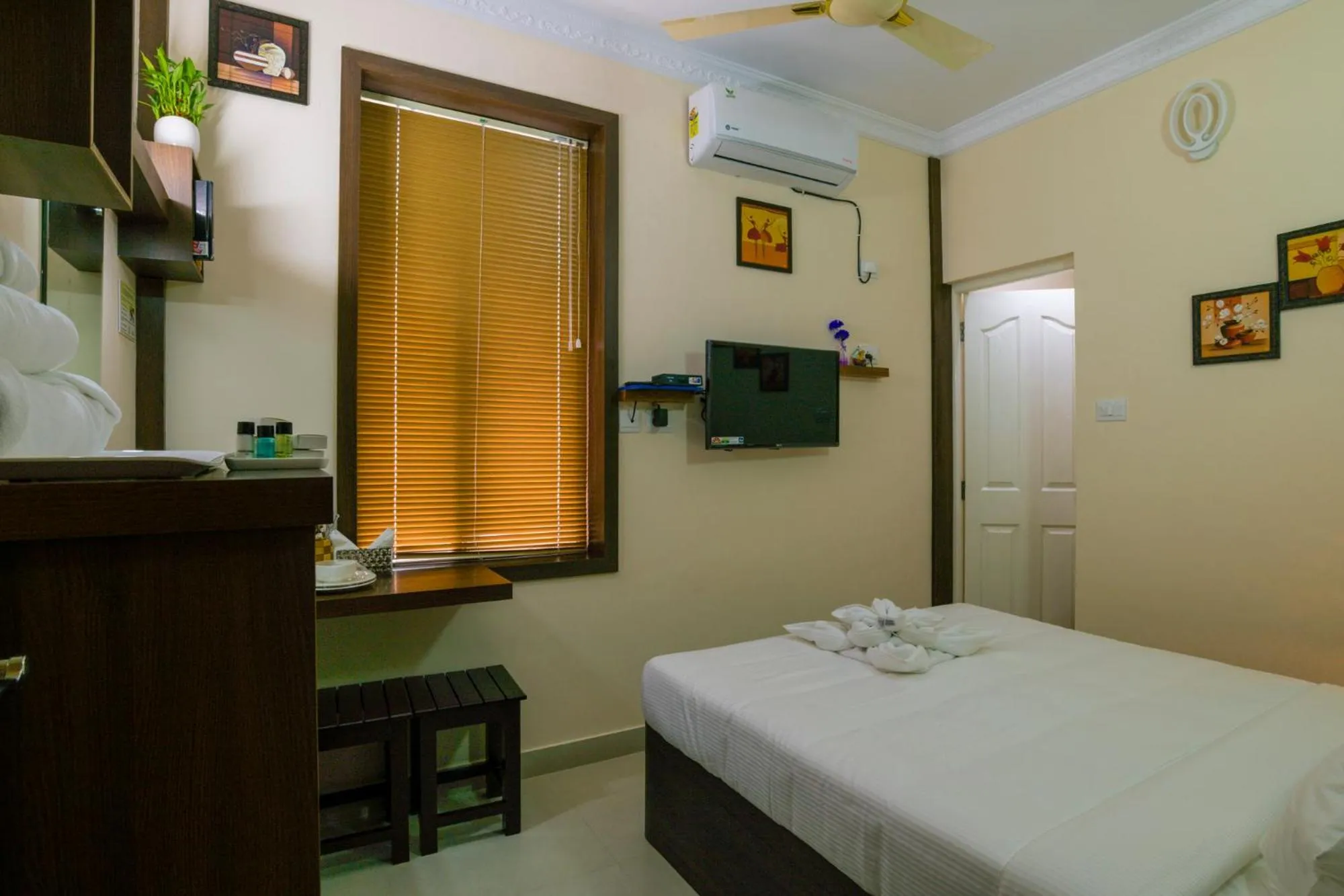 Bedroom, Bed in Blue Bell Cochin Airport Hotel