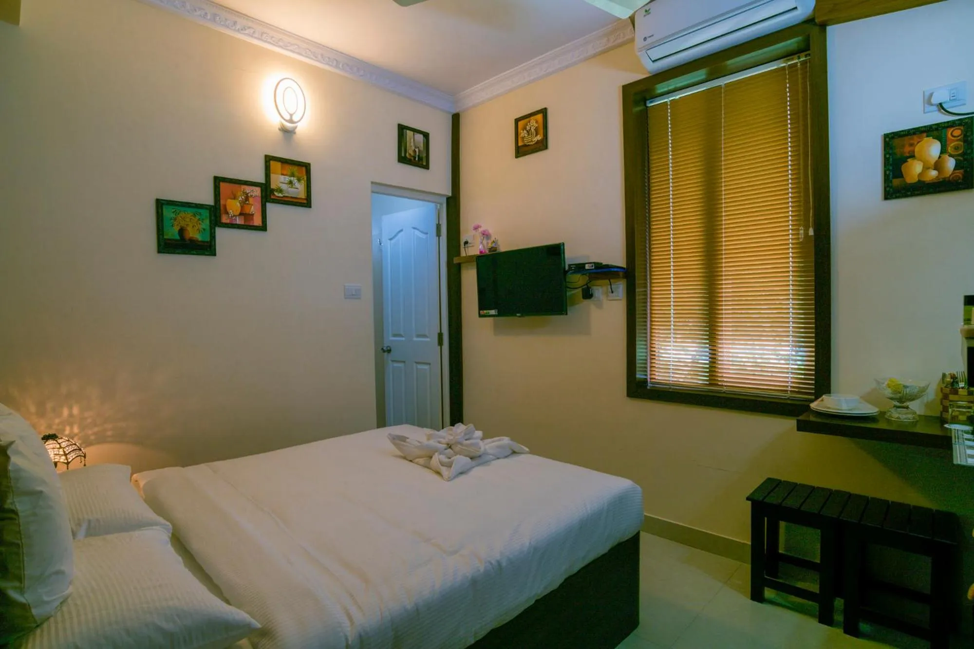 Dining area, Bed in Blue Bell Cochin Airport Hotel