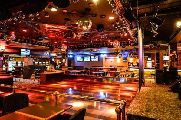 Nightclub / DJ in Assiniboine Gordon Inn on the Park