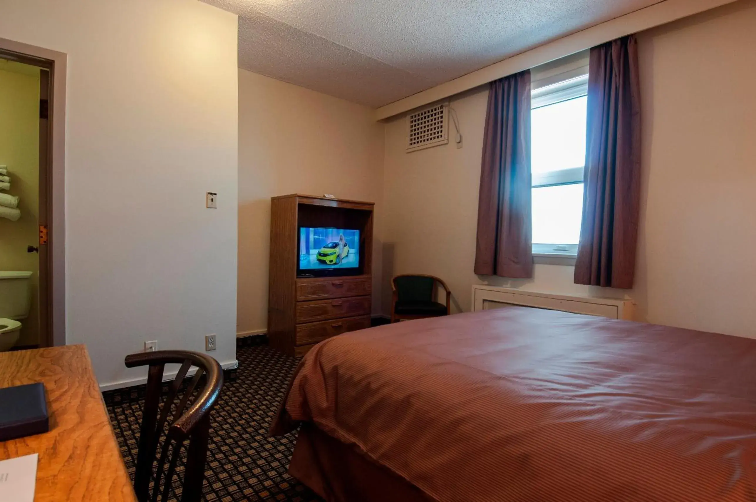 Economy Queen Room in Travelodge by Wyndham Winnipeg Airport West Economy Queen Room in Travelodge by Wyndham Winnipeg Airport West