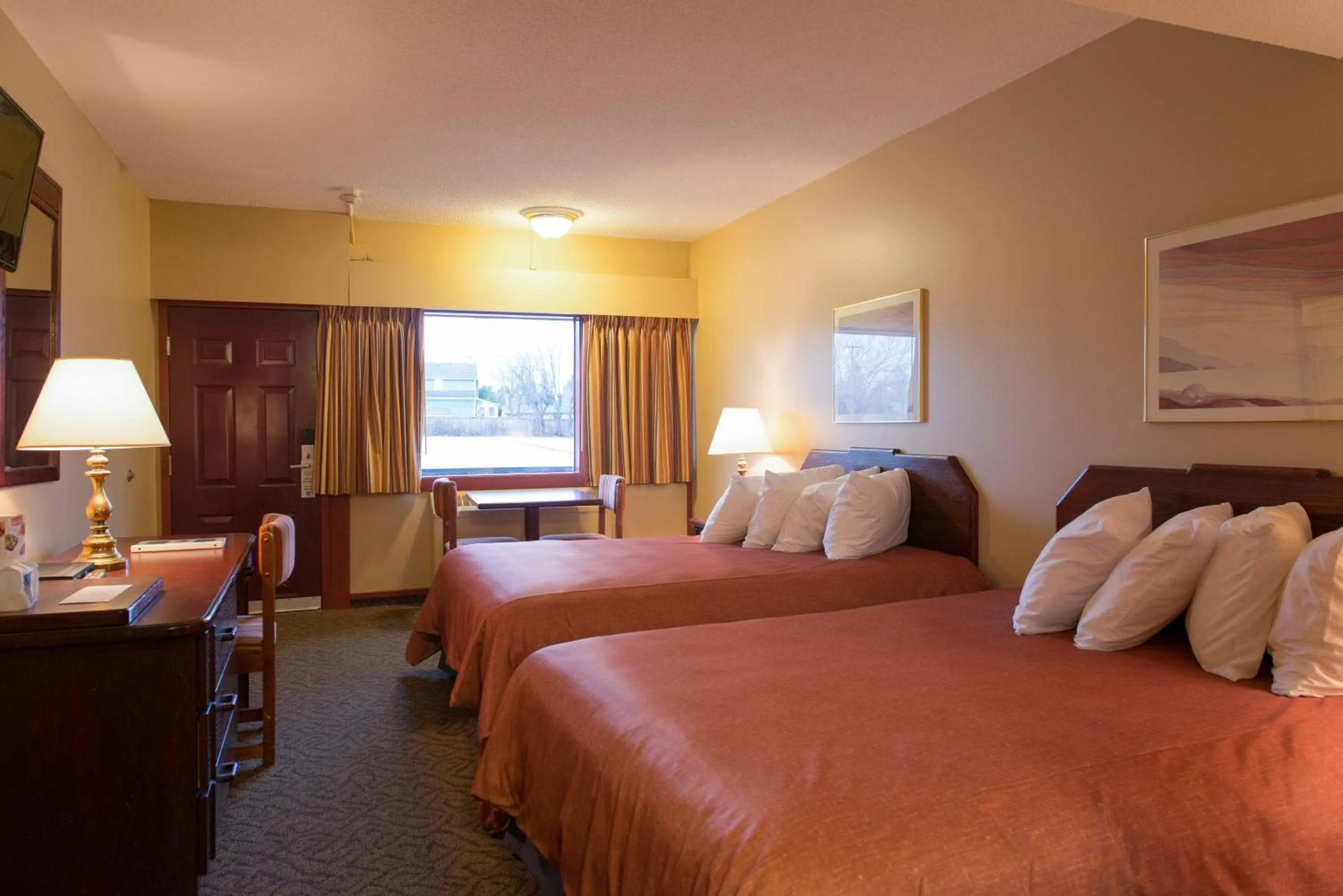 Photo of the whole room, Bed in Assiniboine Gordon Inn on the Park