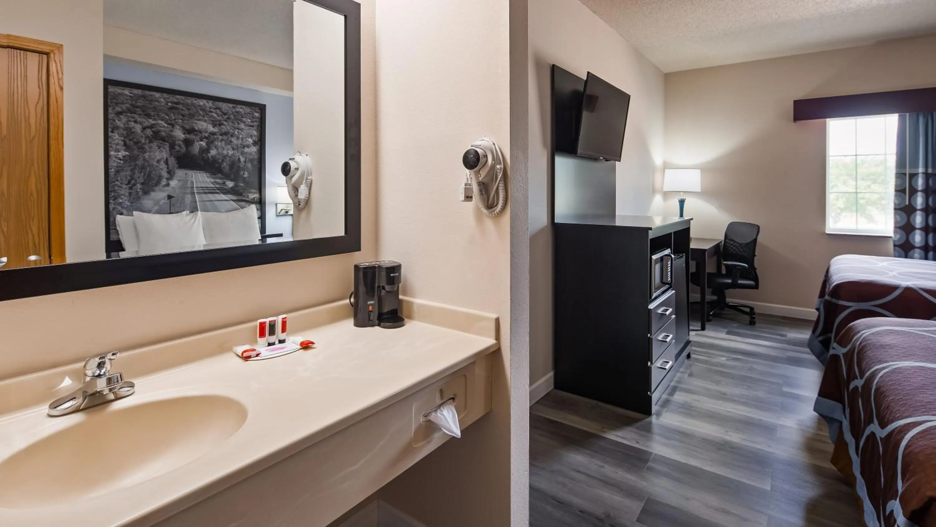 Photo of the whole room in Super 8 by Wyndham Neillsville WI