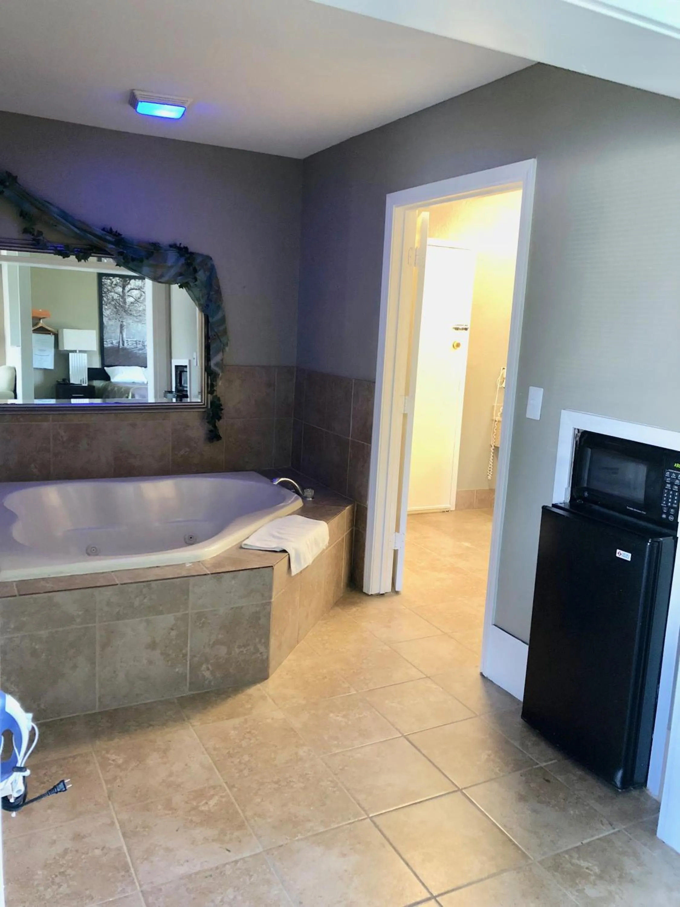 Hot Tub in Super 8 by Wyndham Tupelo Airport