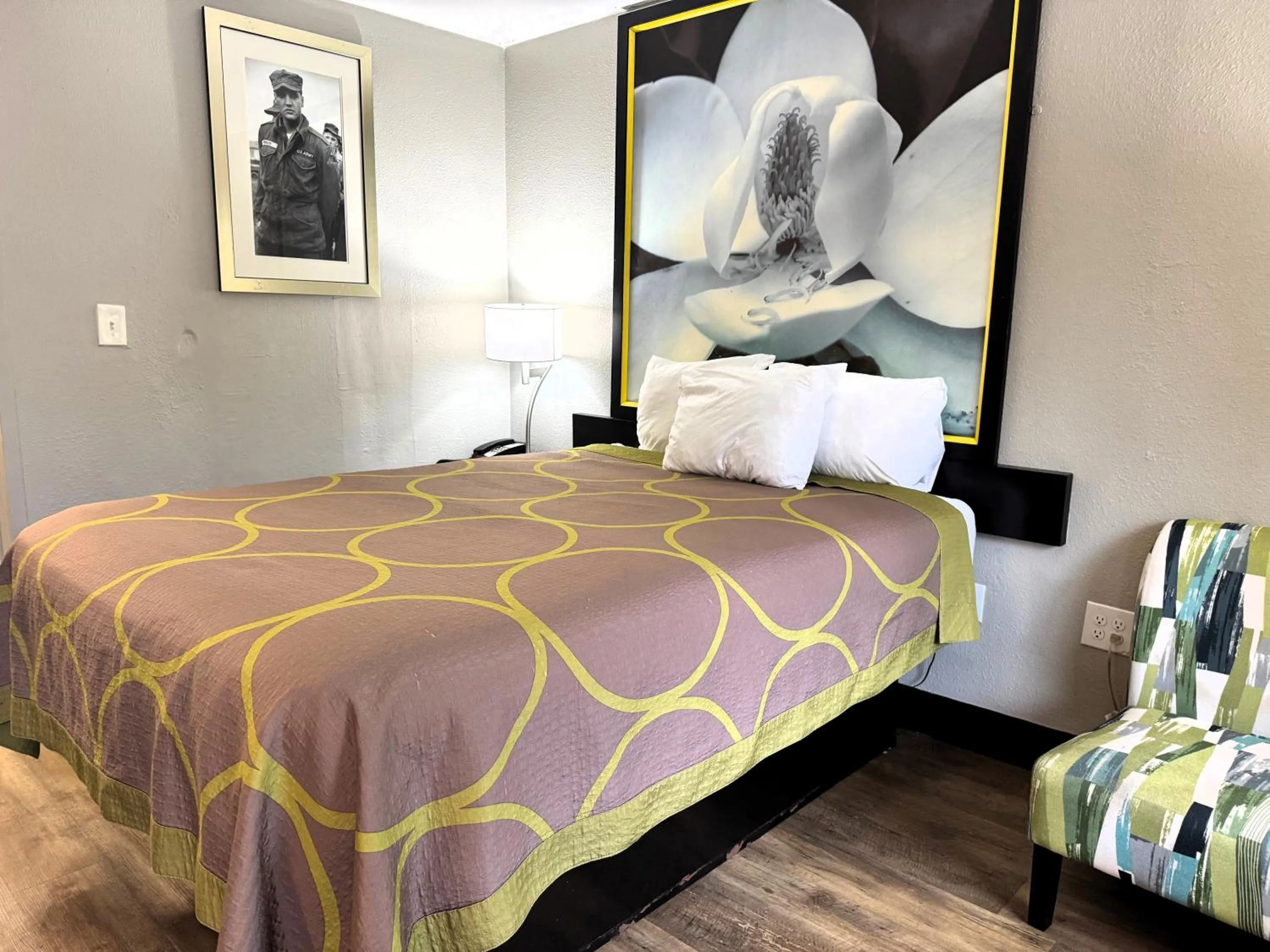 Bed in Super 8 by Wyndham Tupelo Airport