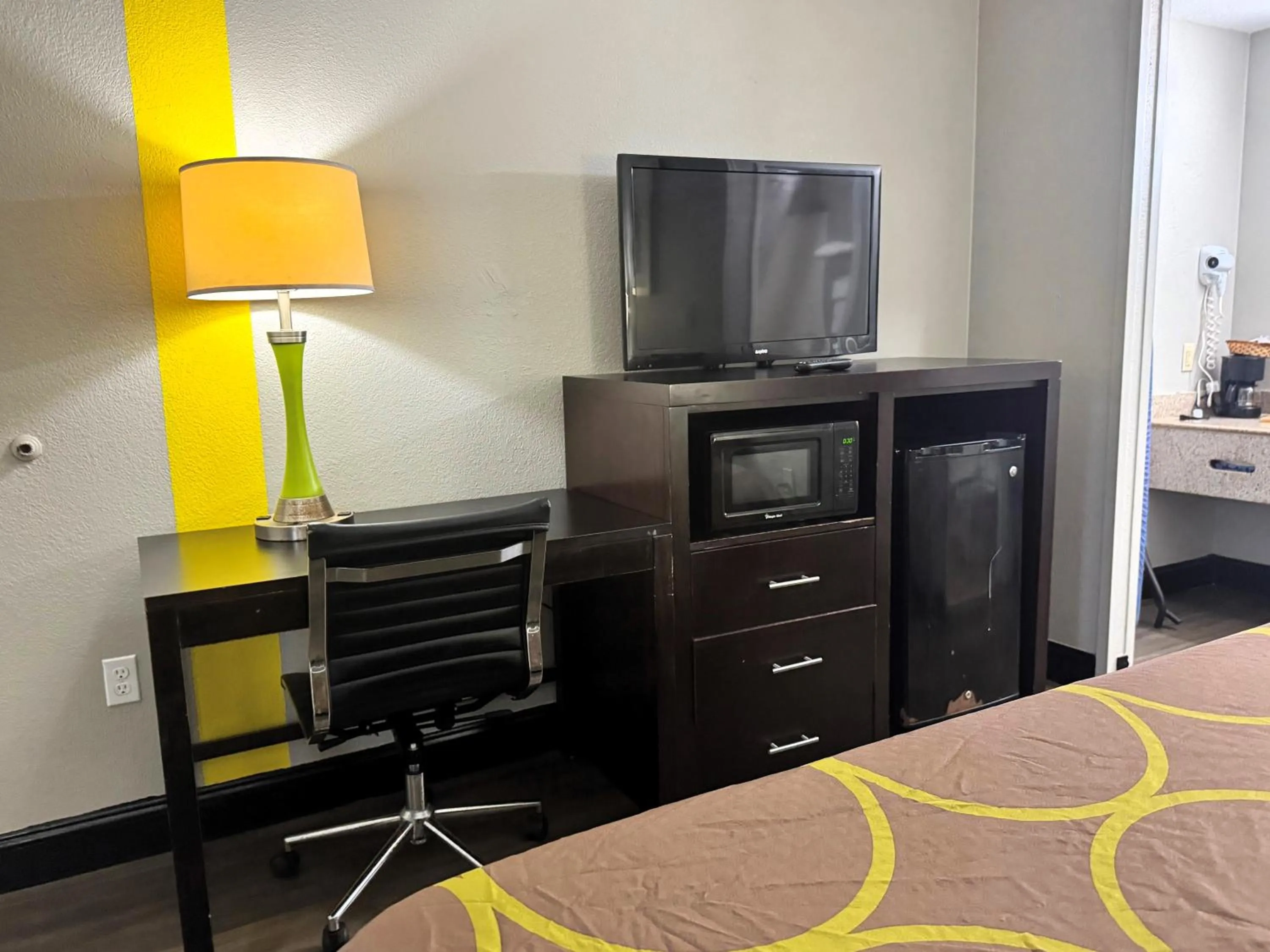 TV and multimedia, Bed in Super 8 by Wyndham Tupelo Airport