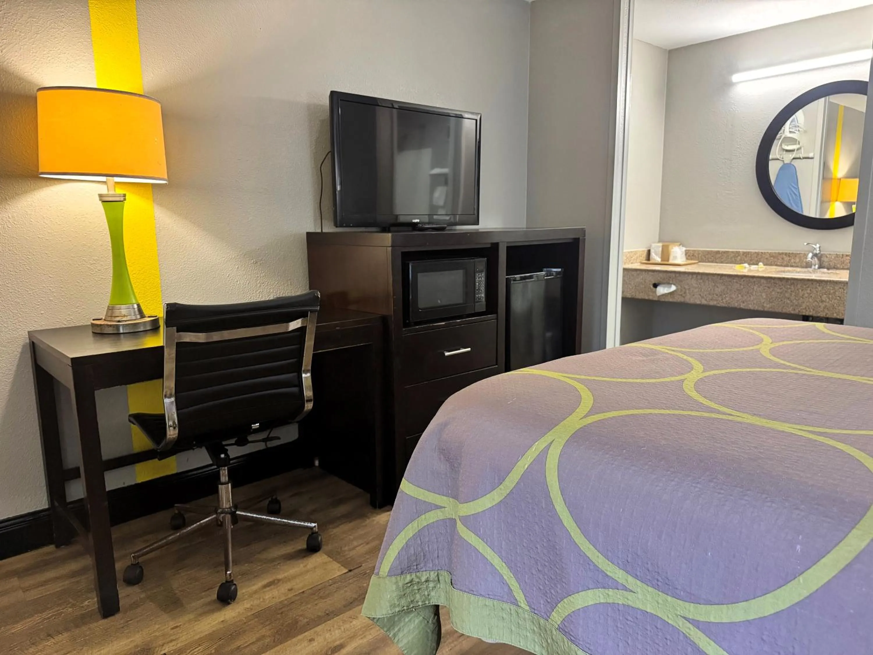 TV and multimedia, Bed in Super 8 by Wyndham Tupelo Airport