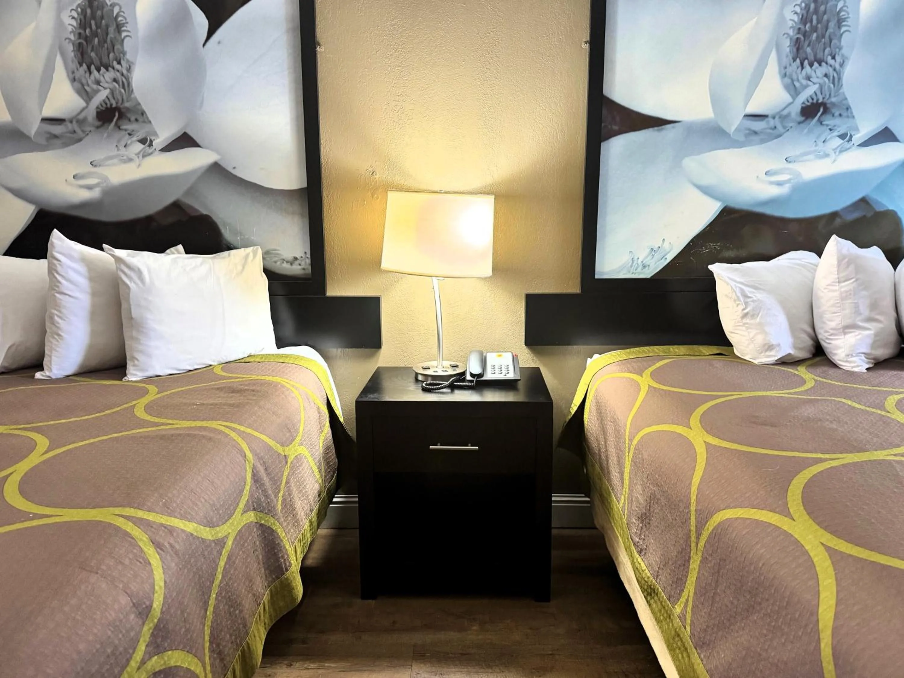 Bed in Super 8 by Wyndham Tupelo Airport