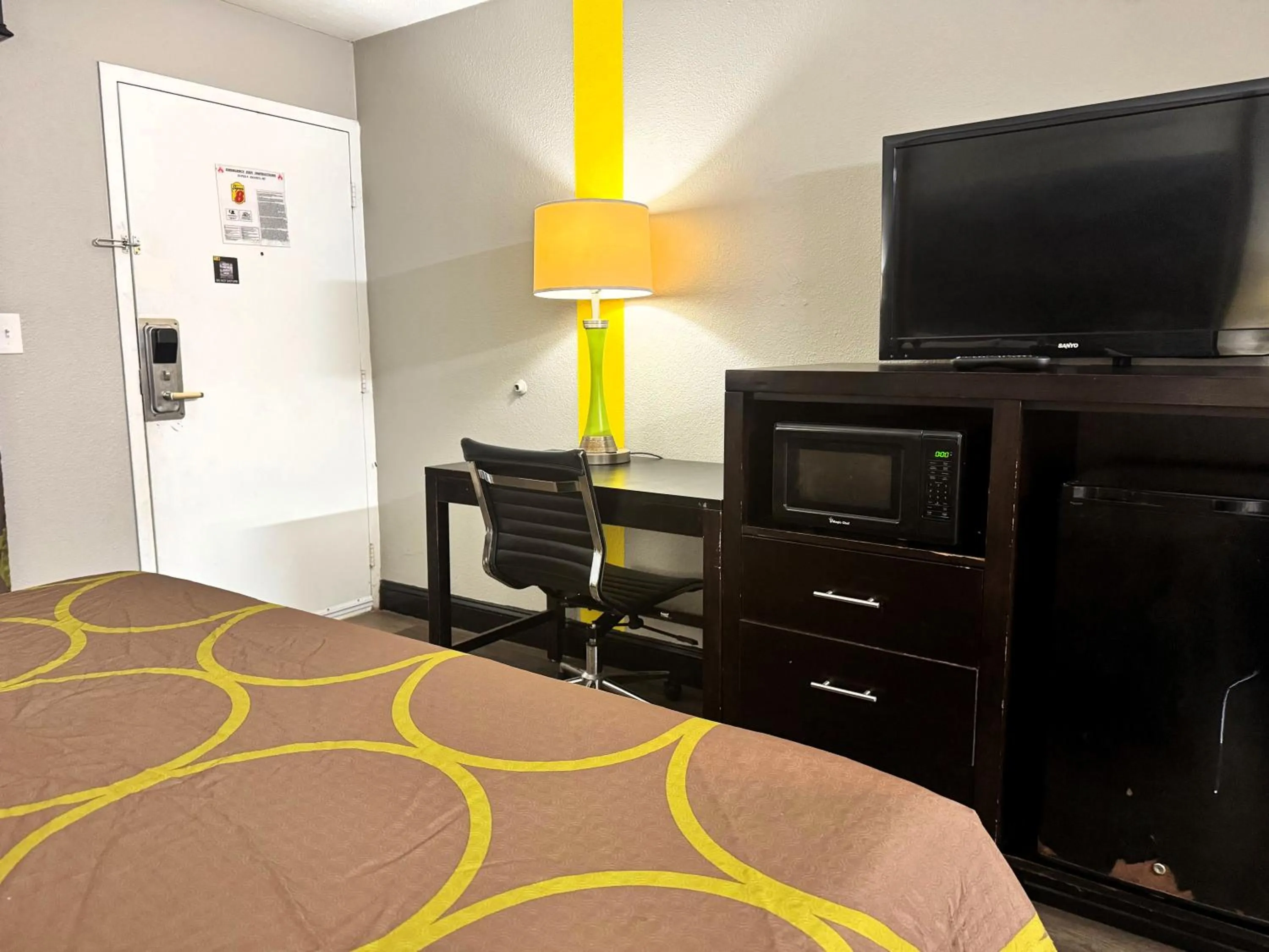 TV and multimedia, Bed in Super 8 by Wyndham Tupelo Airport