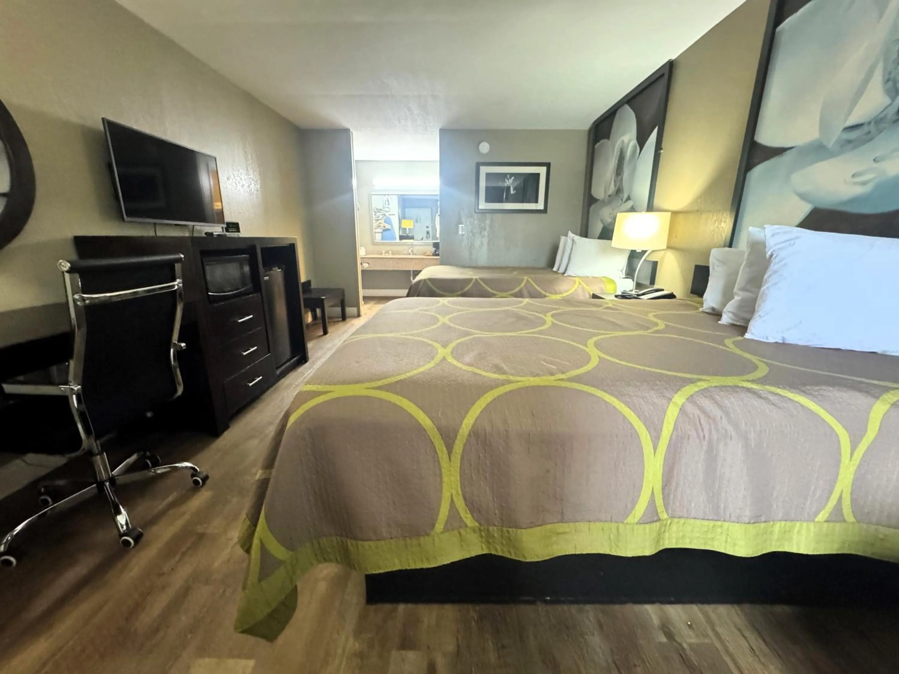 Photo of the whole room, Bed in Super 8 by Wyndham Tupelo Airport