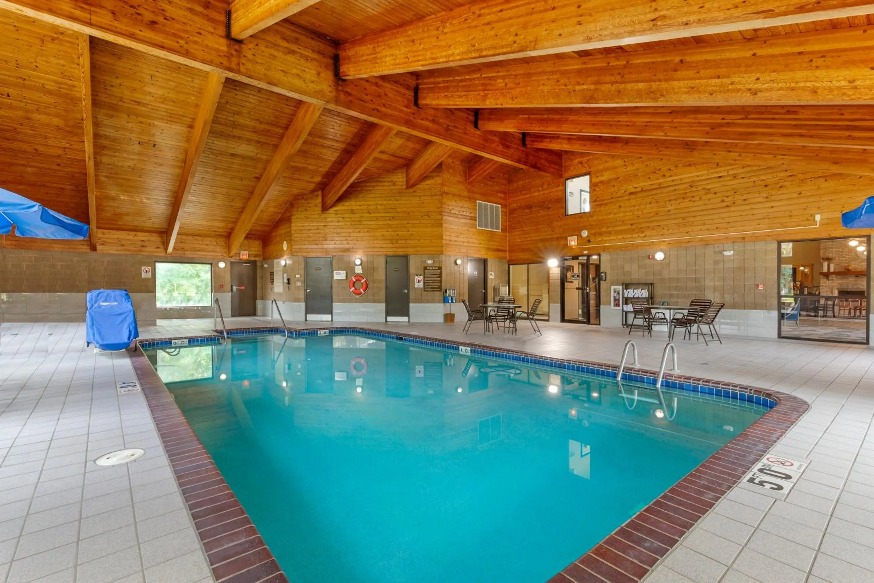 Swimming pool in Quality Inn Oshkosh Aviation Park
