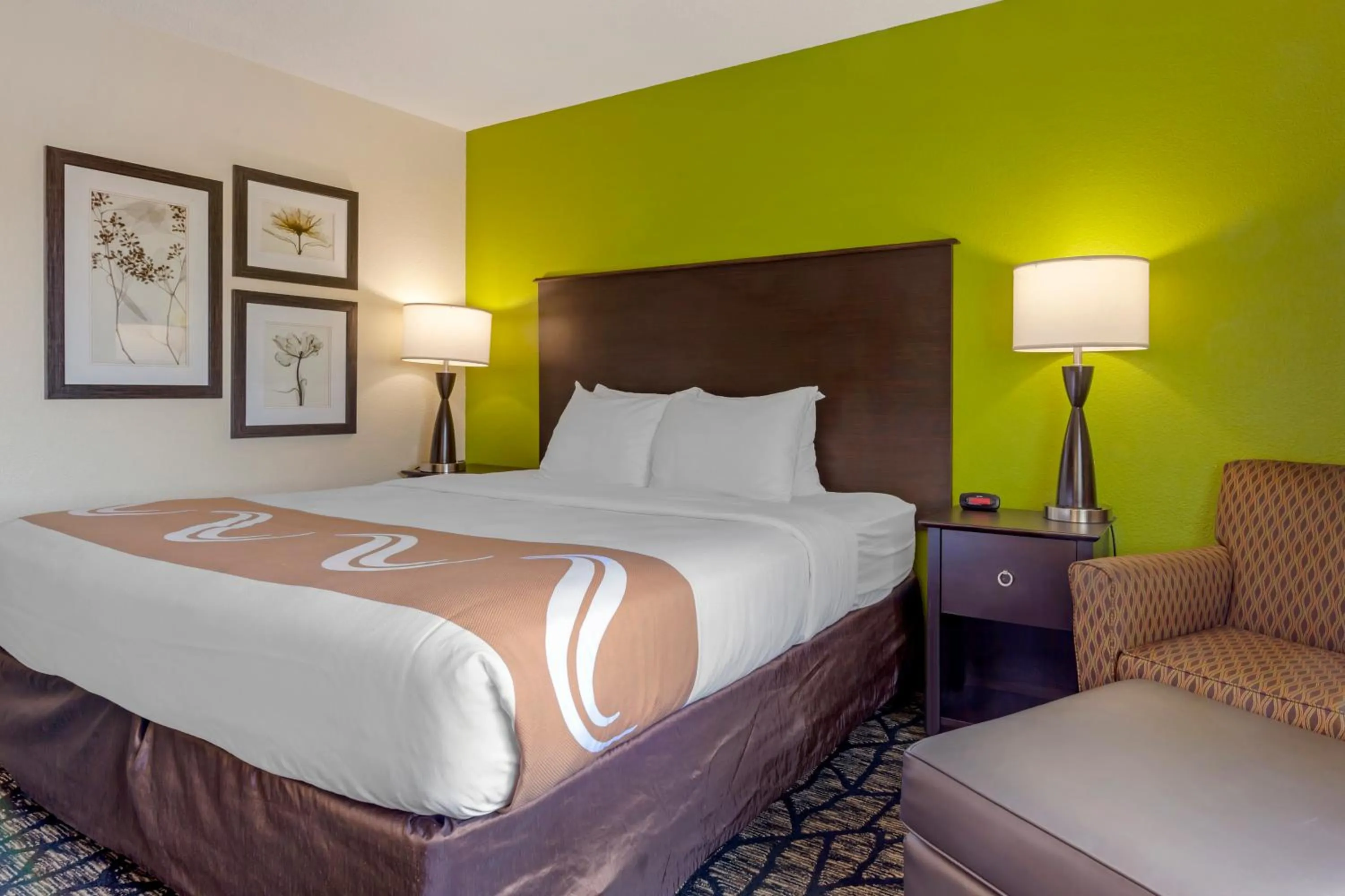 Bed in Quality Inn Oshkosh Aviation Park