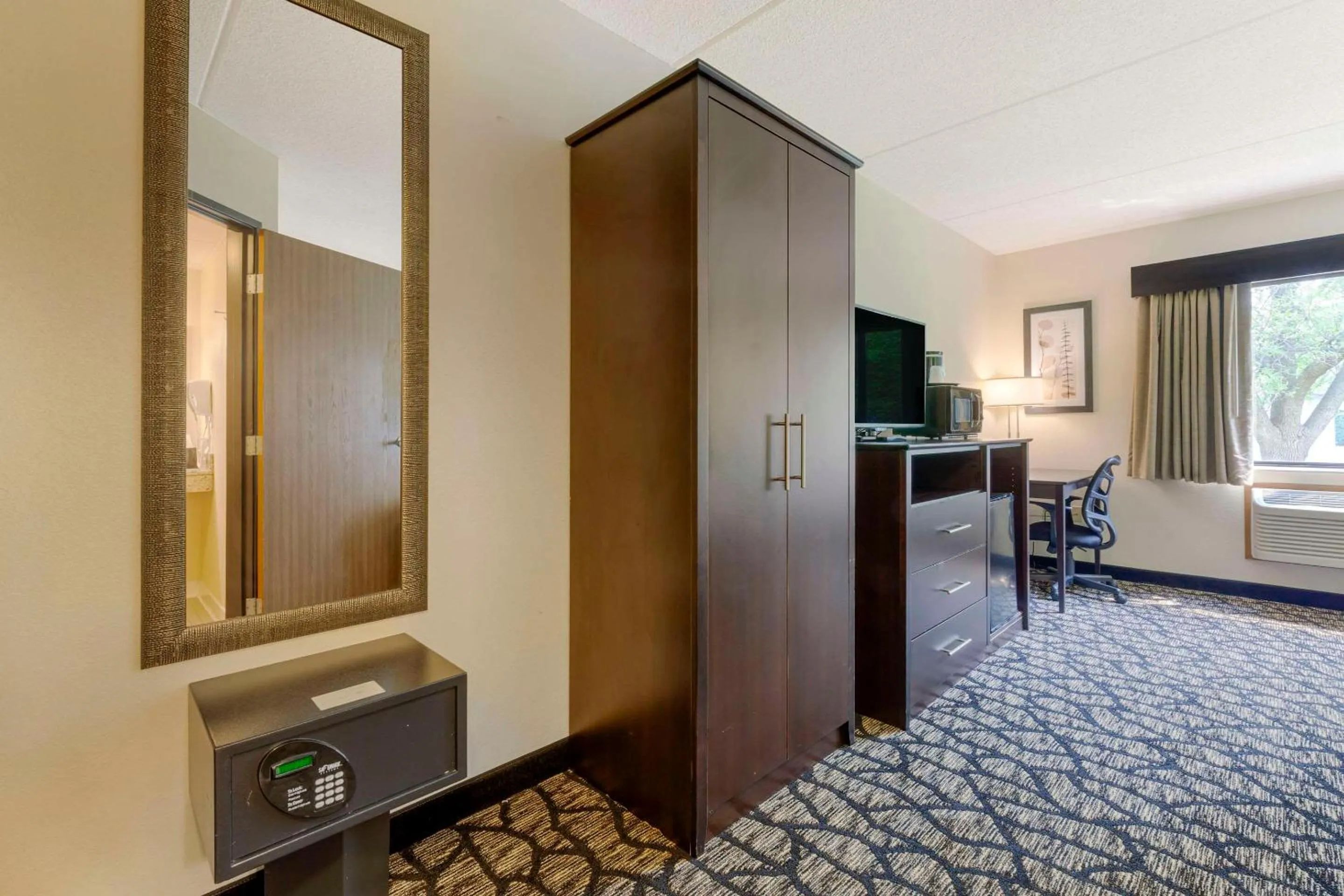 Bedroom in Quality Inn Oshkosh Aviation Park