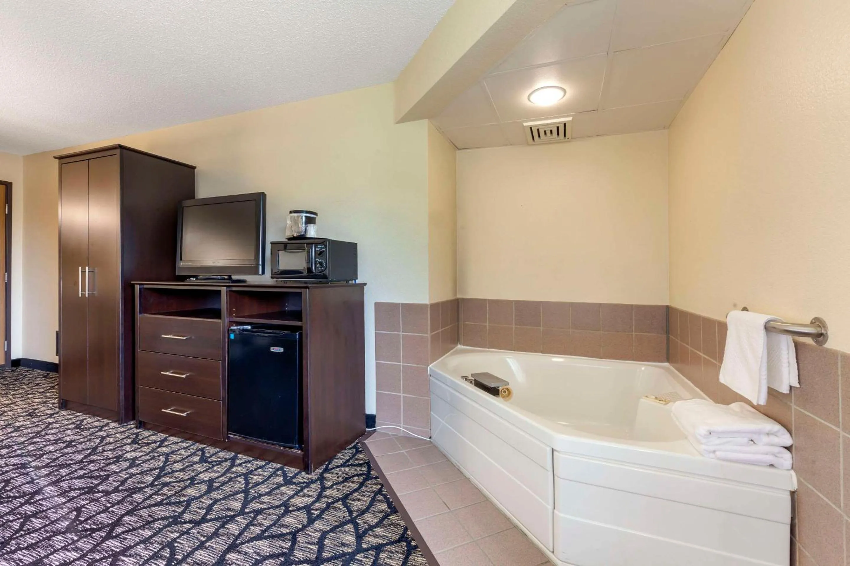 Bedroom in Quality Inn Oshkosh Aviation Park