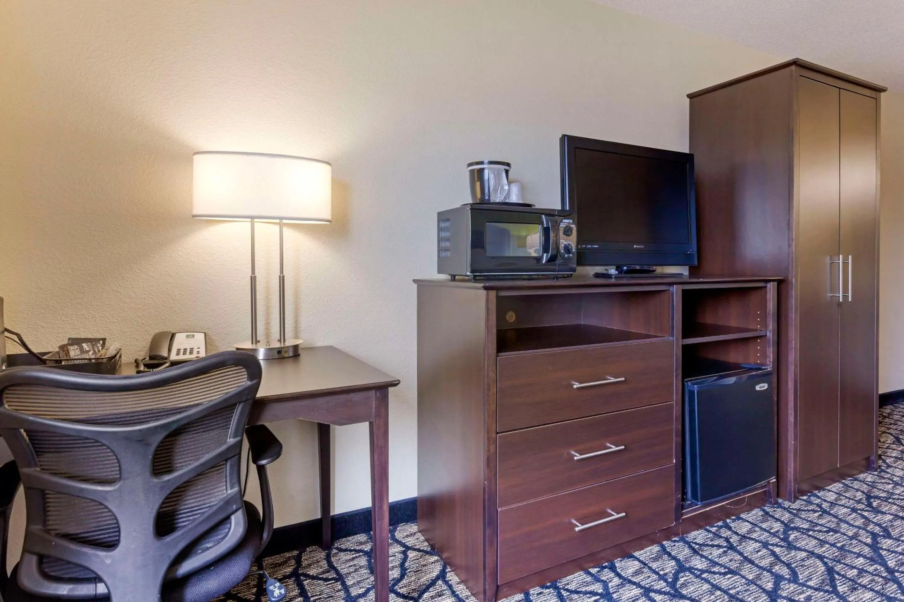 Bedroom in Quality Inn Oshkosh Aviation Park