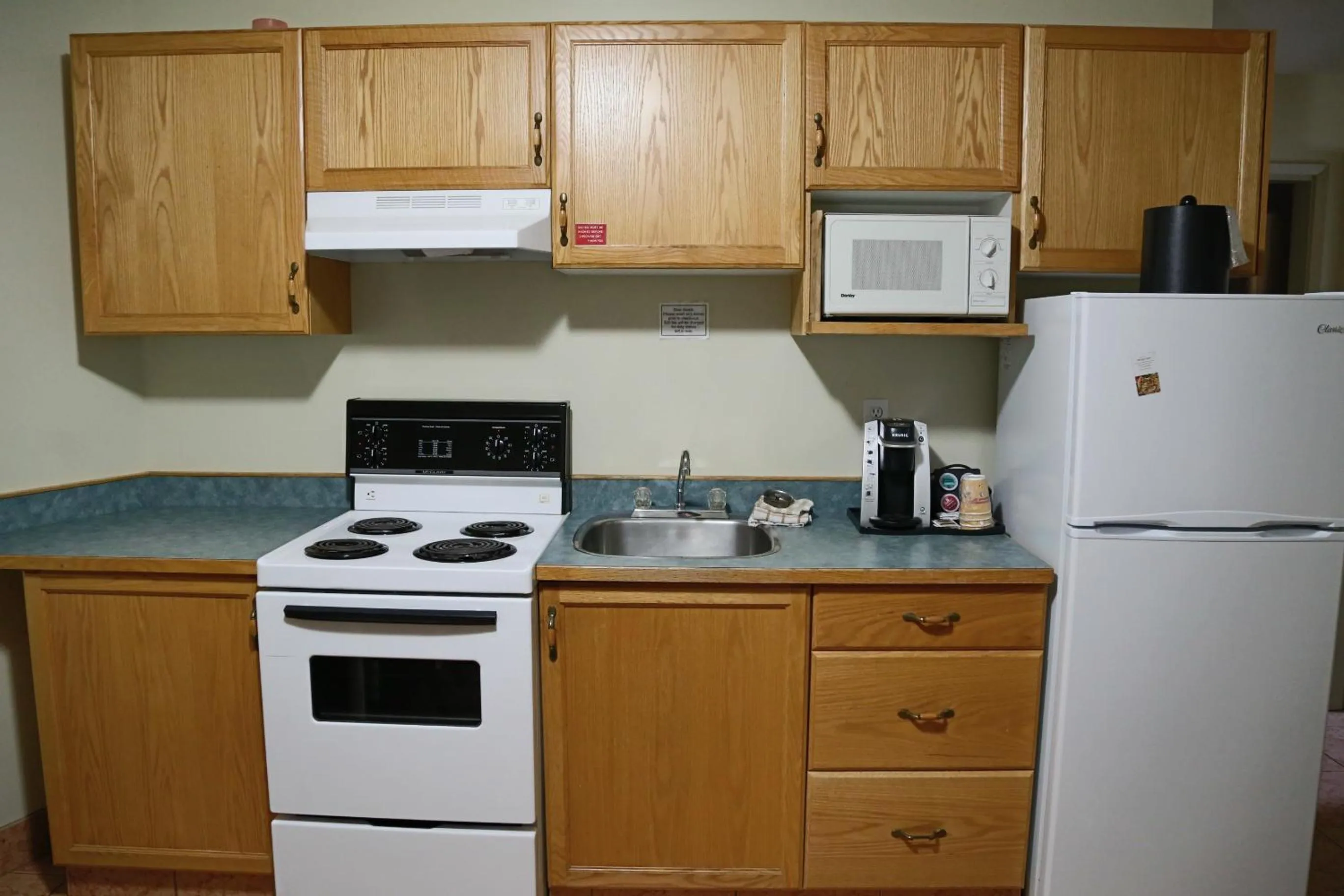 Coffee/tea facilities in SlumberLodge Hotel