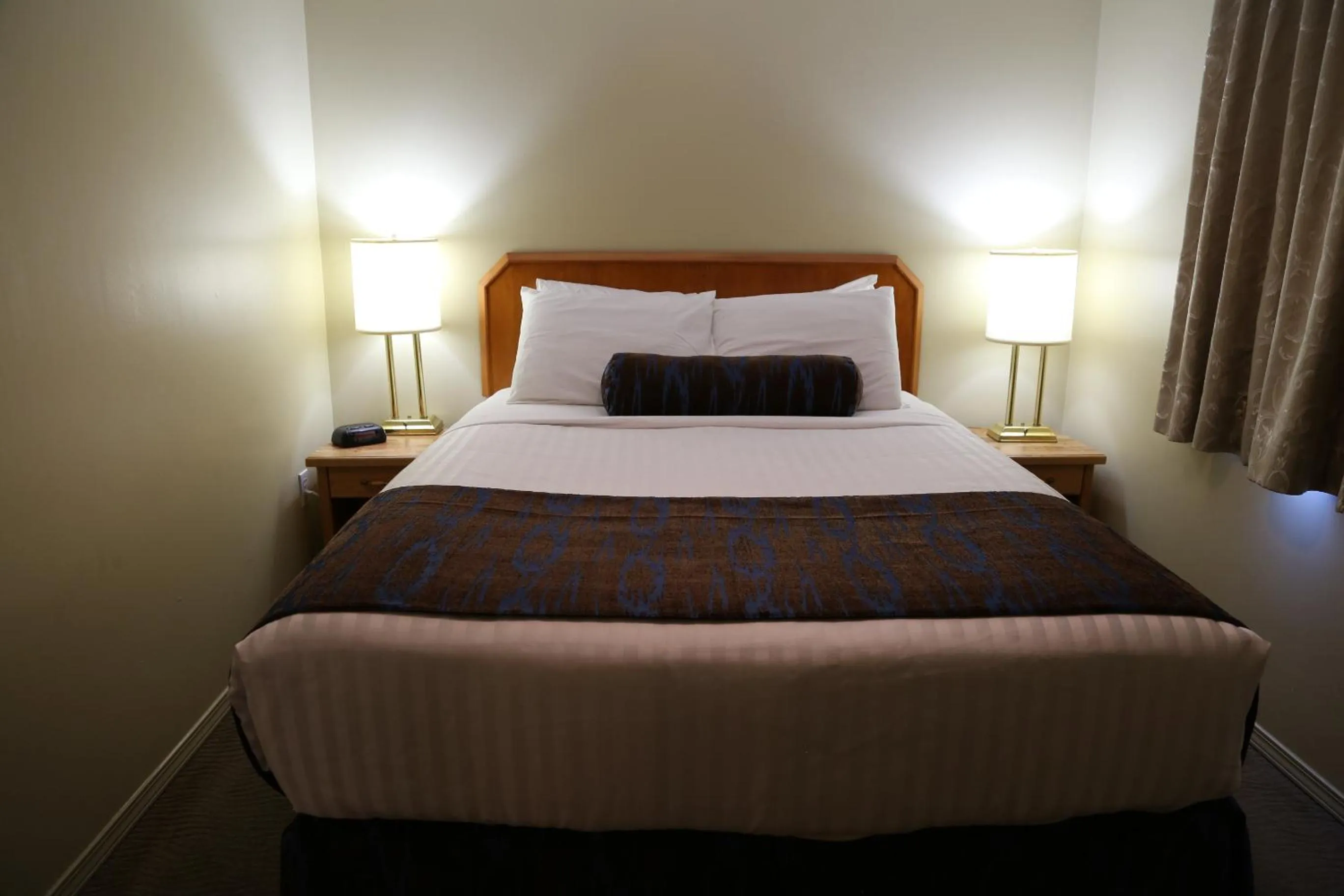 Bedroom, Bed in SlumberLodge Hotel