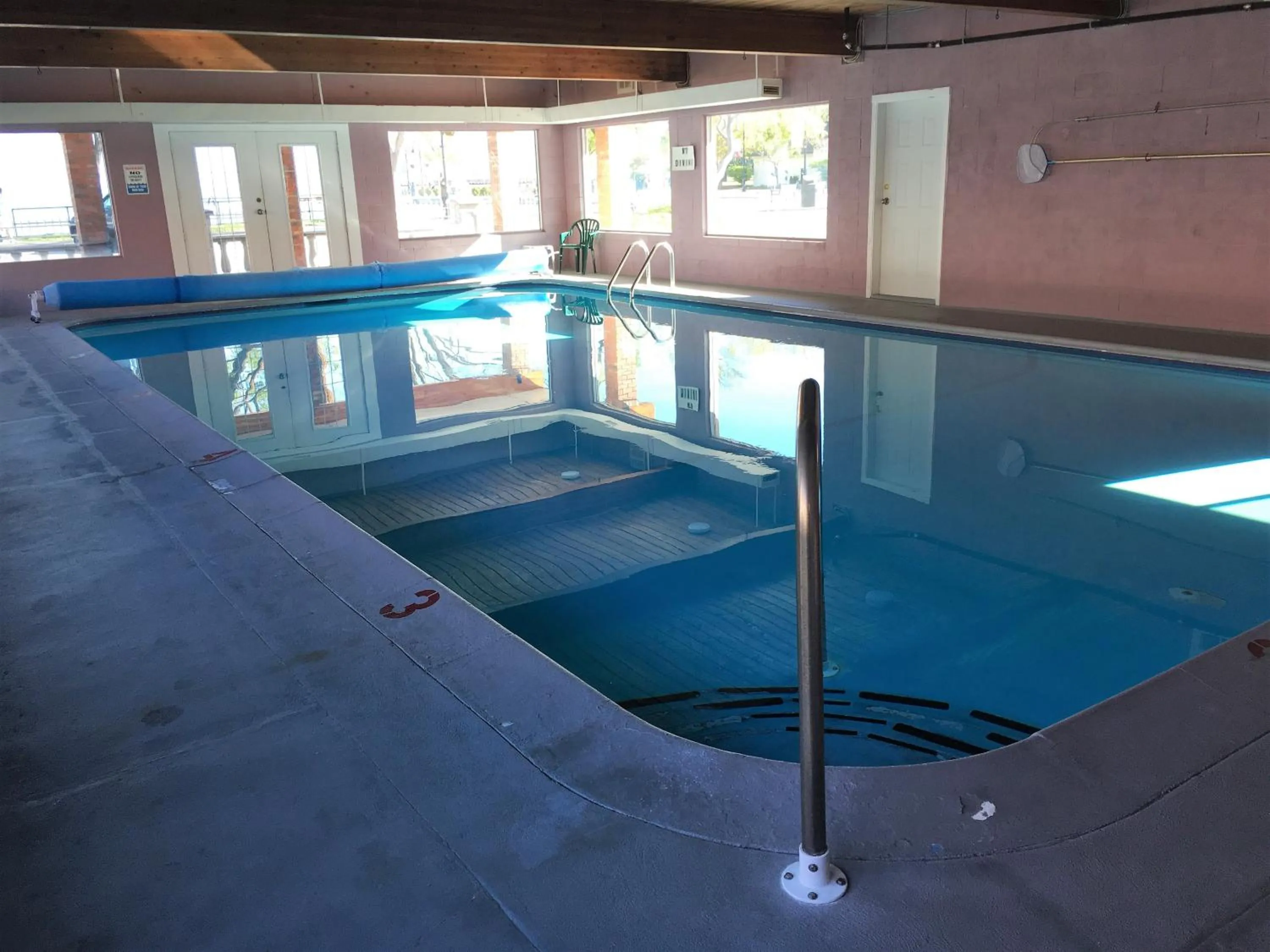 Swimming pool in SlumberLodge Hotel