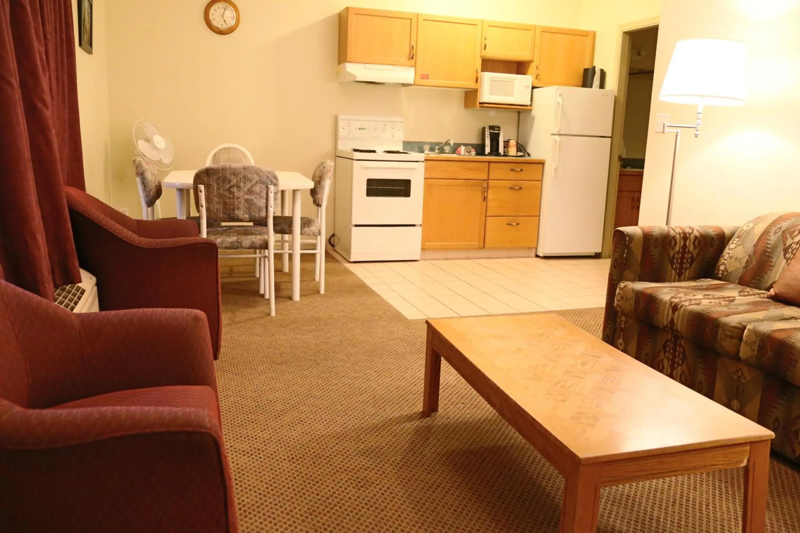 Kitchen or kitchenette in SlumberLodge Hotel
