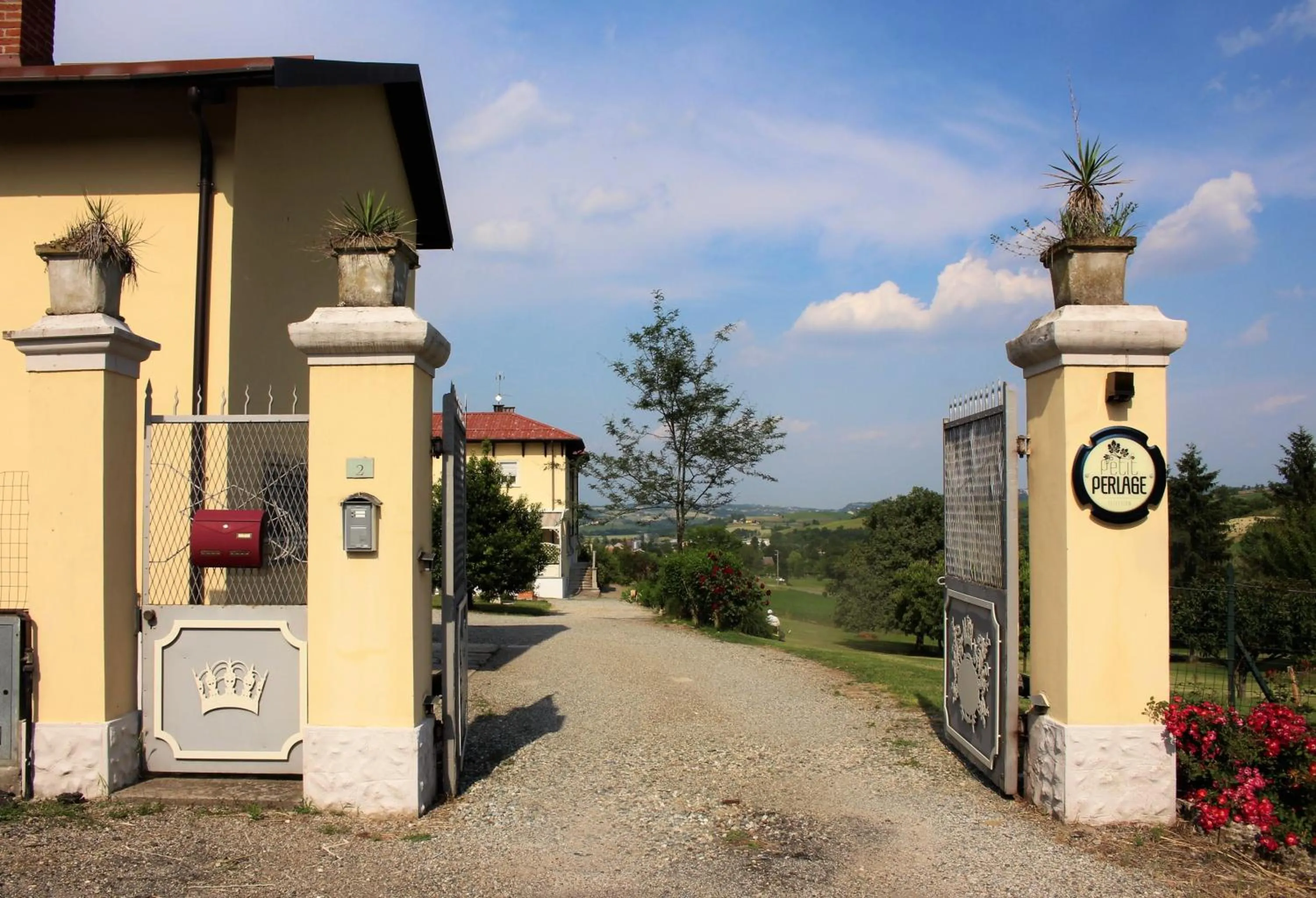 Property building in Maison Petit Perlage B&B and Champagne
