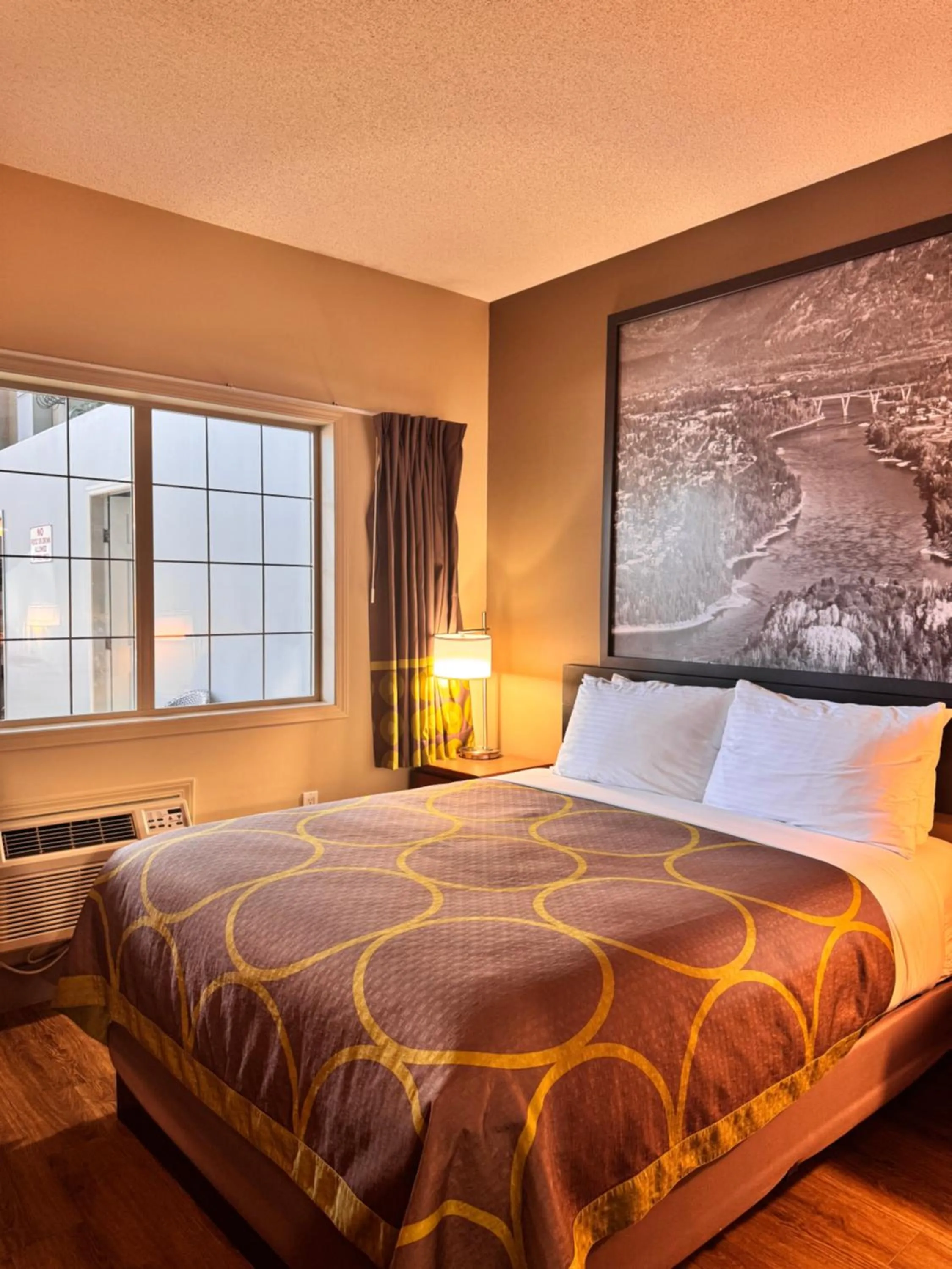 Bed in Super 8 by Wyndham Castlegar BC