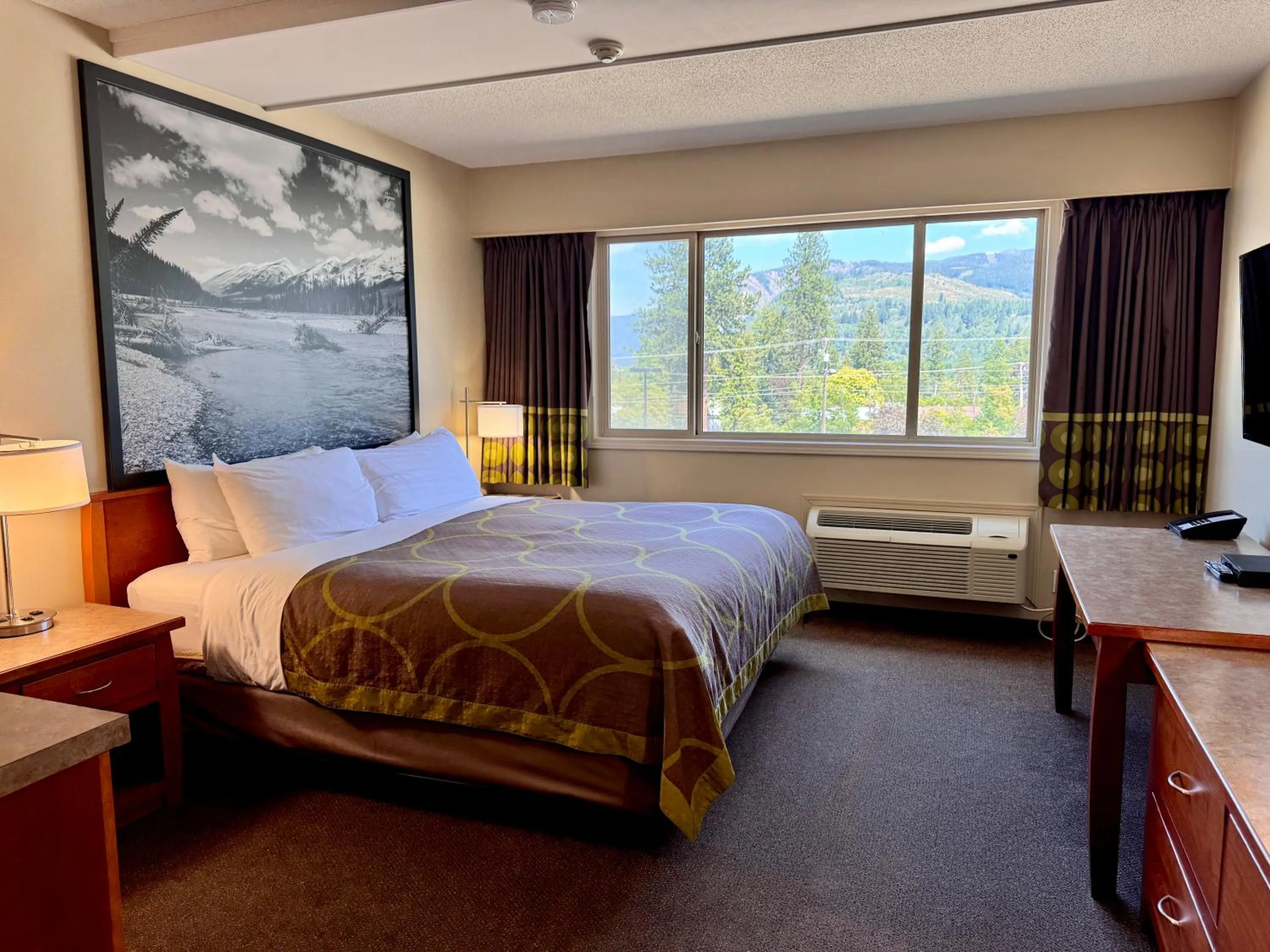 Bed in Super 8 by Wyndham Castlegar BC
