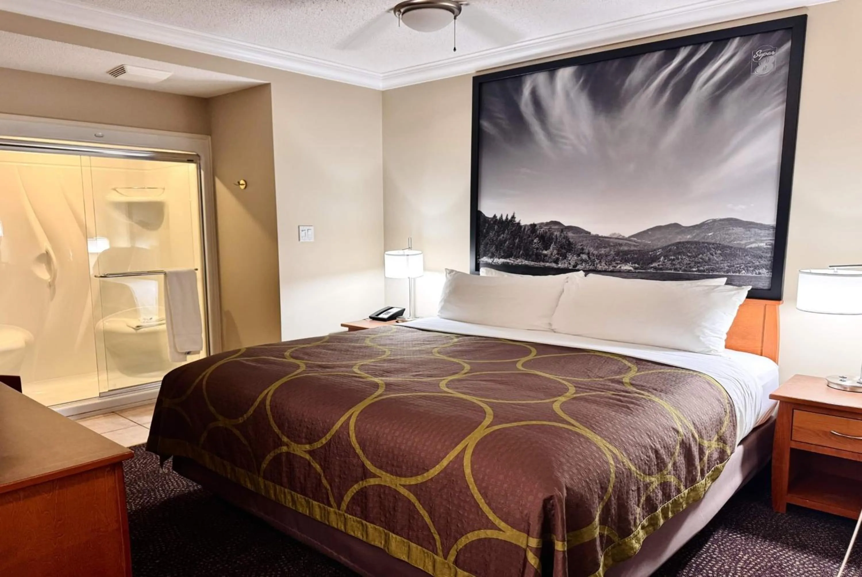 Photo of the whole room, Bed in Super 8 by Wyndham Castlegar BC