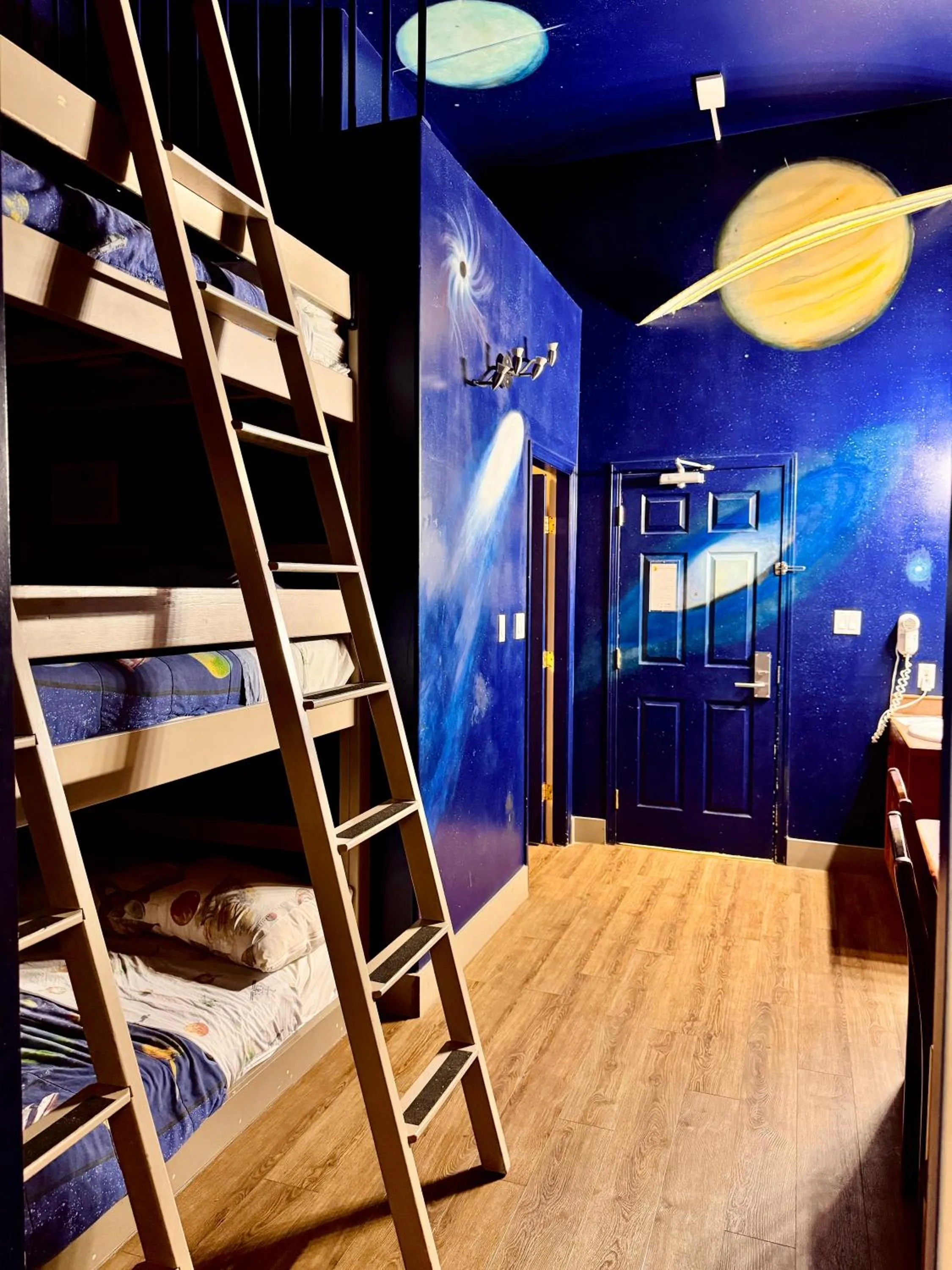 Photo of the whole room, Bed in Super 8 by Wyndham Castlegar BC