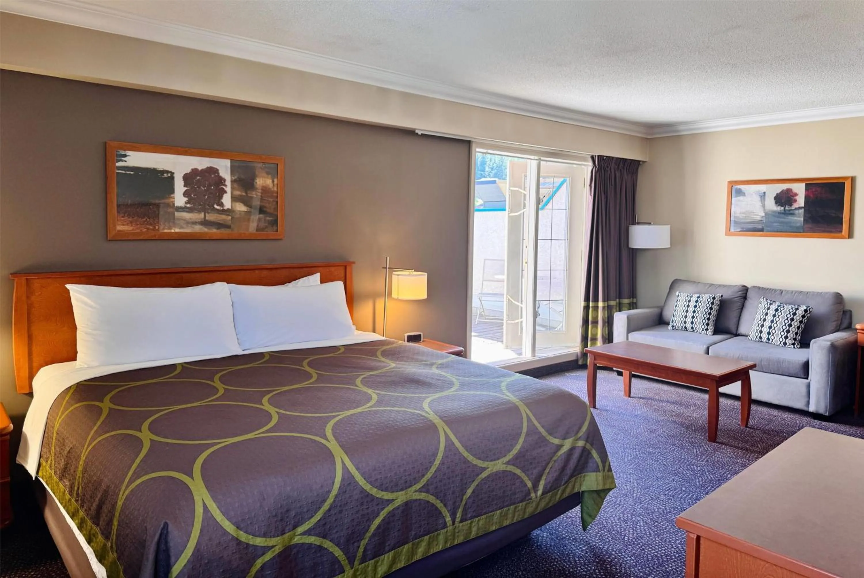 Photo of the whole room, Bed in Super 8 by Wyndham Castlegar BC