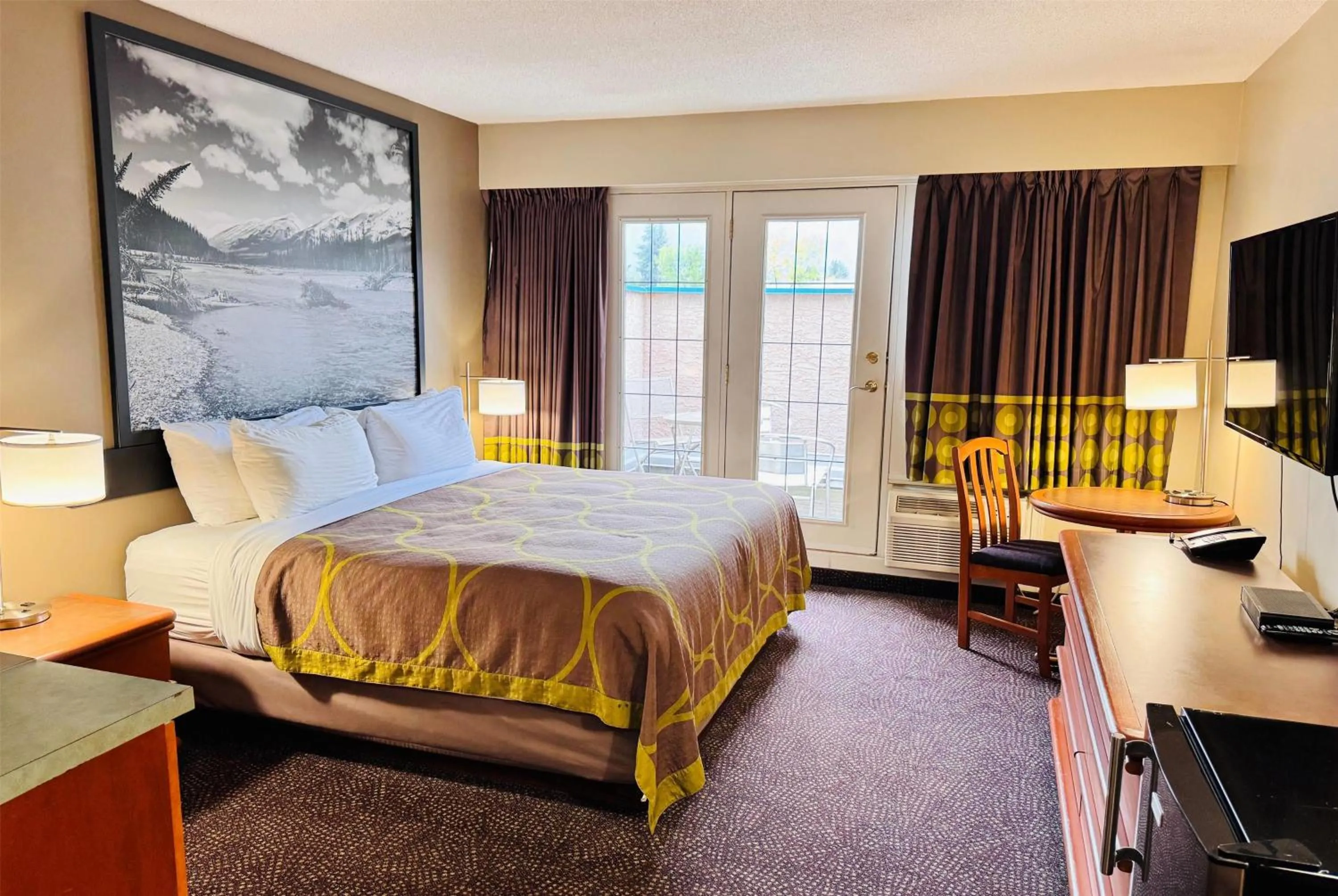 Photo of the whole room, Bed in Super 8 by Wyndham Castlegar BC