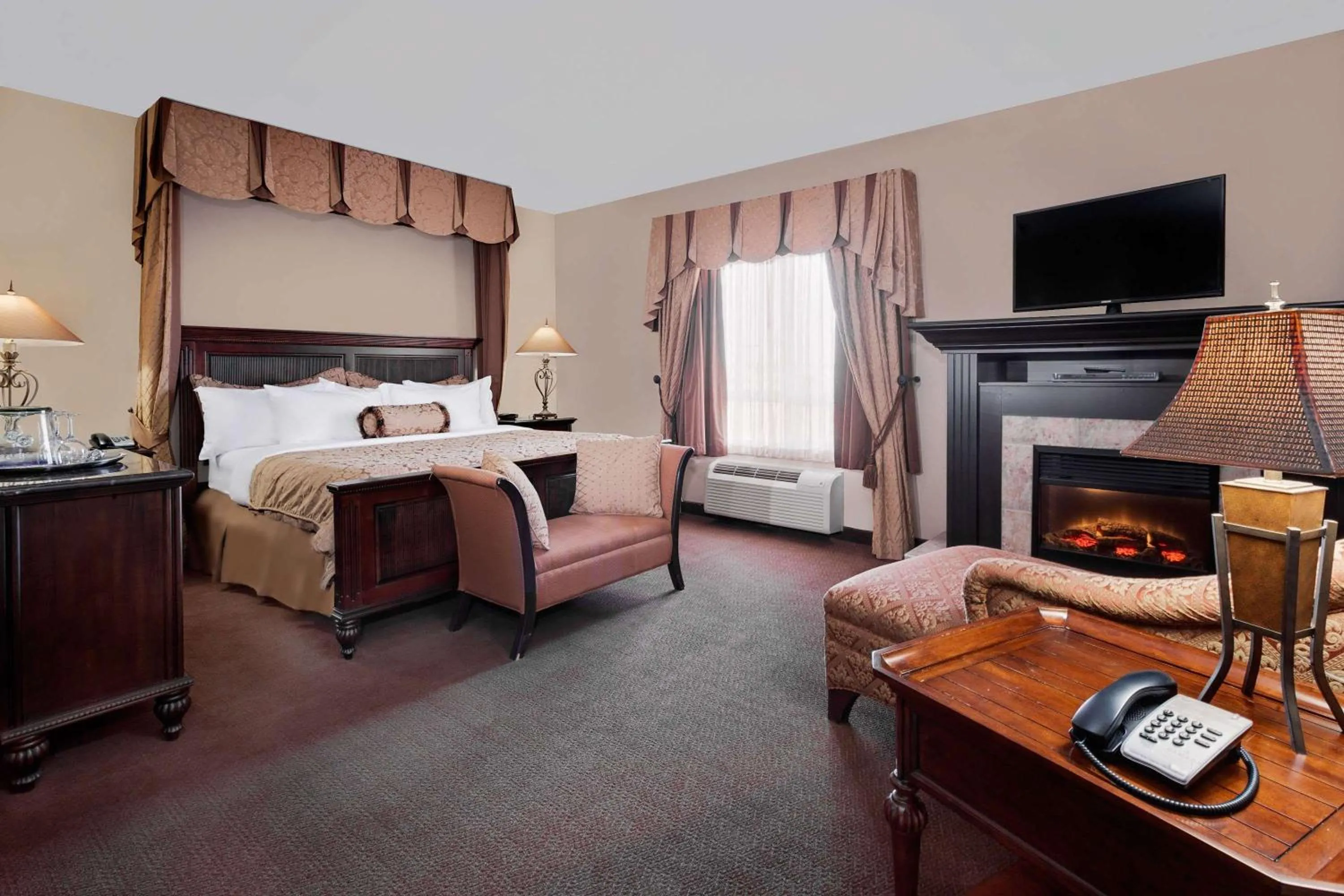 Photo of the whole room, Bed in Ramada by Wyndham Stettler