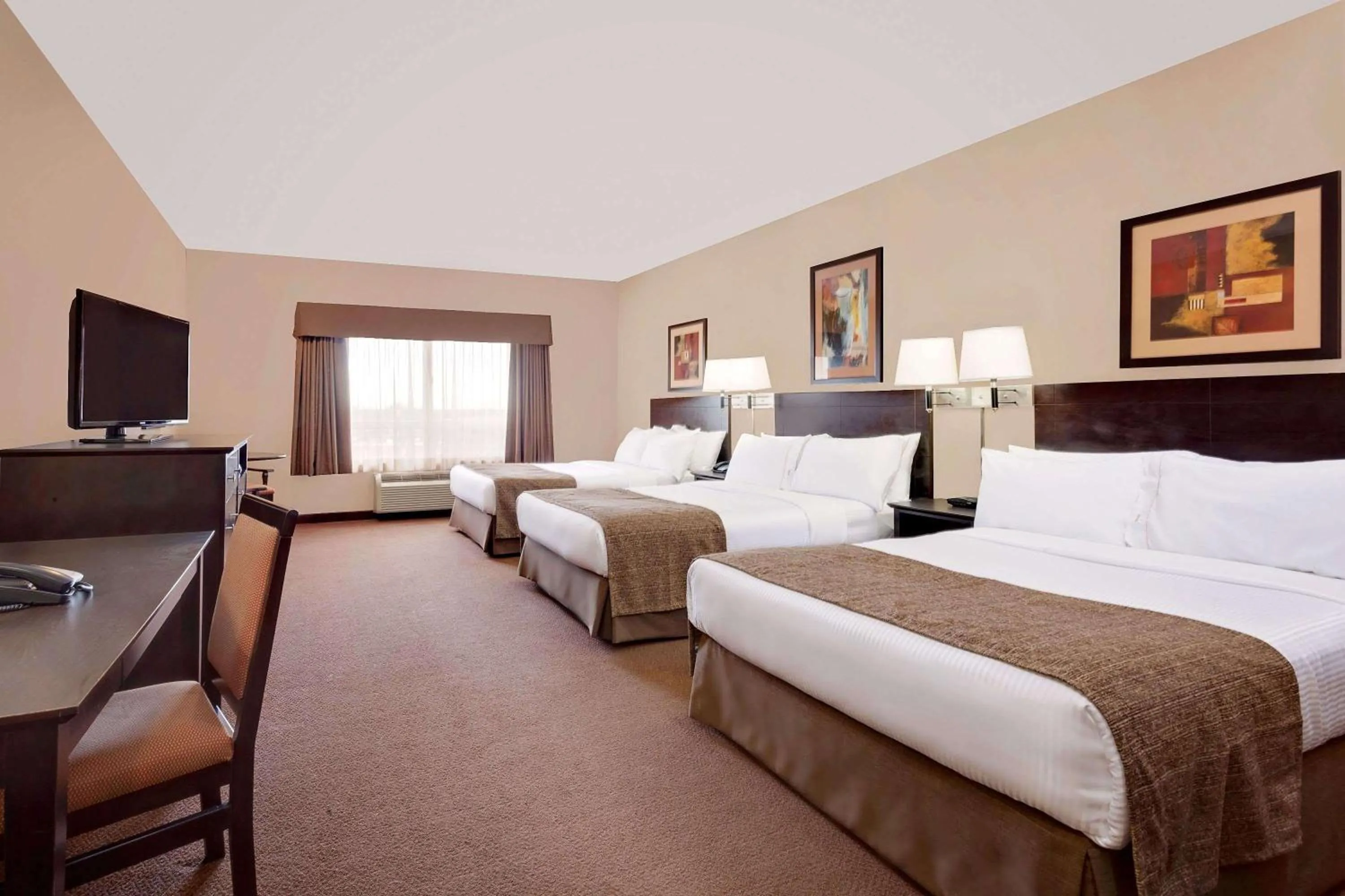 Photo of the whole room, Bed in Ramada by Wyndham Stettler