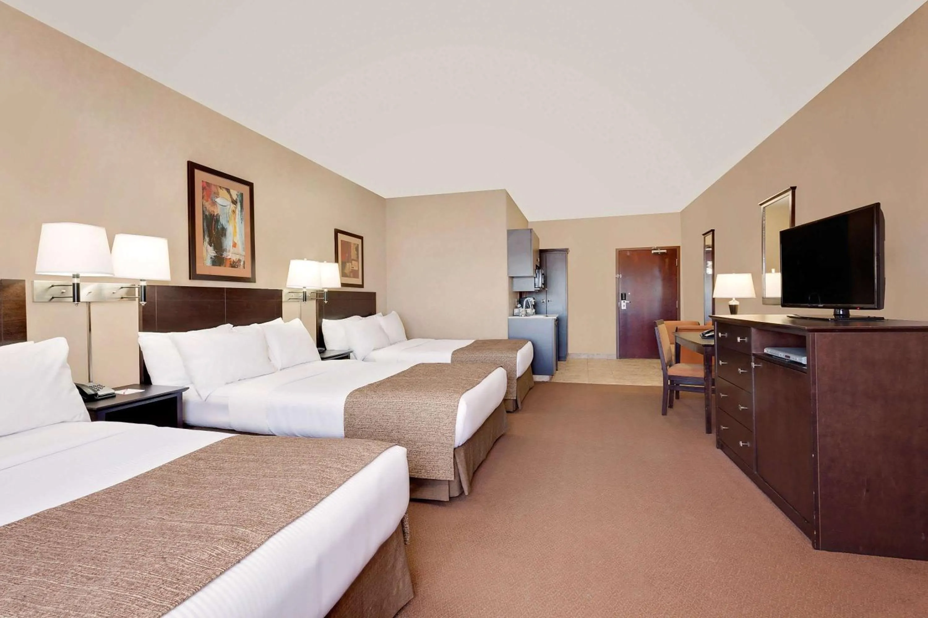 Photo of the whole room, Bed in Ramada by Wyndham Stettler
