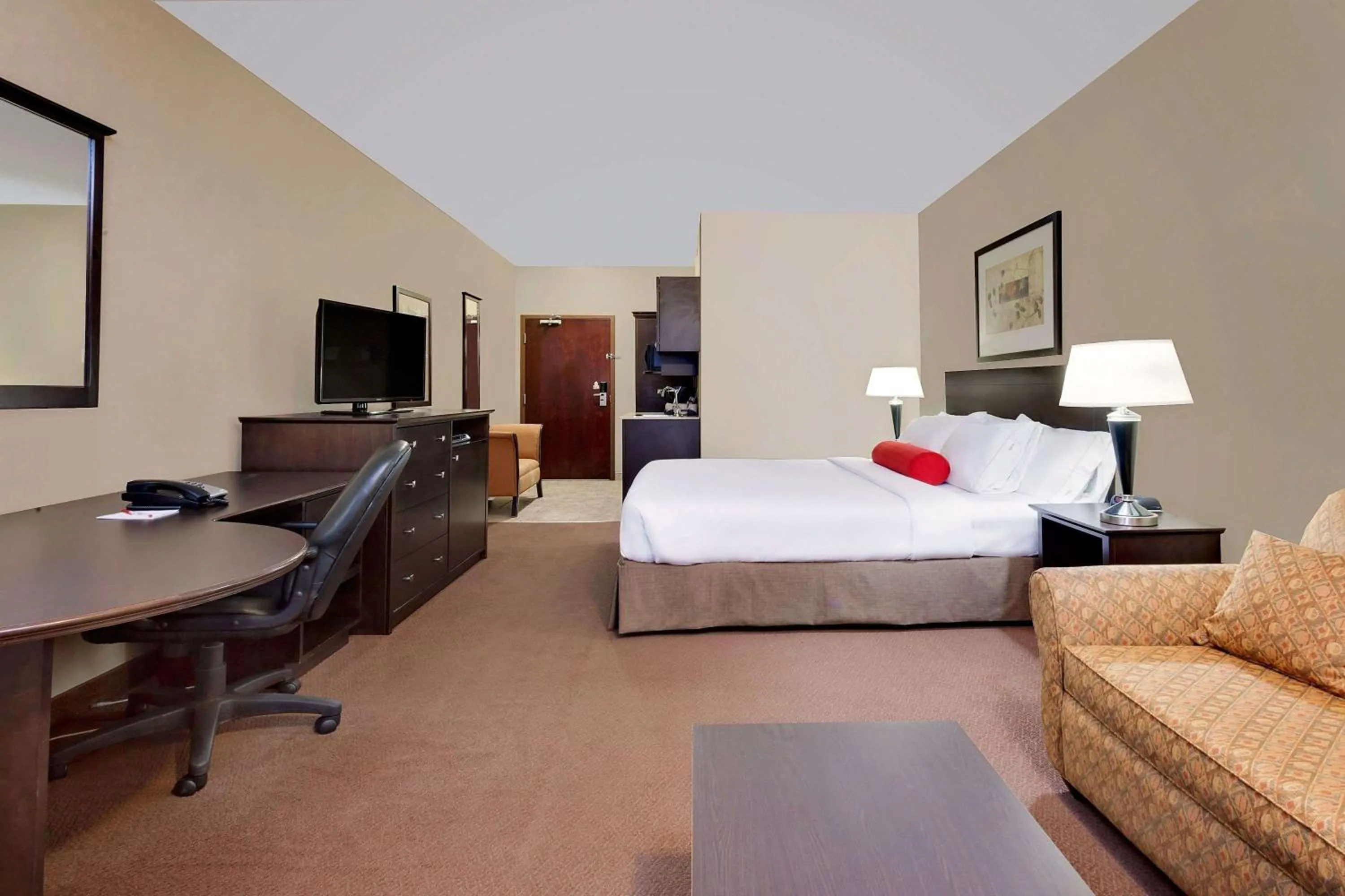 Photo of the whole room, Bed in Ramada by Wyndham Stettler