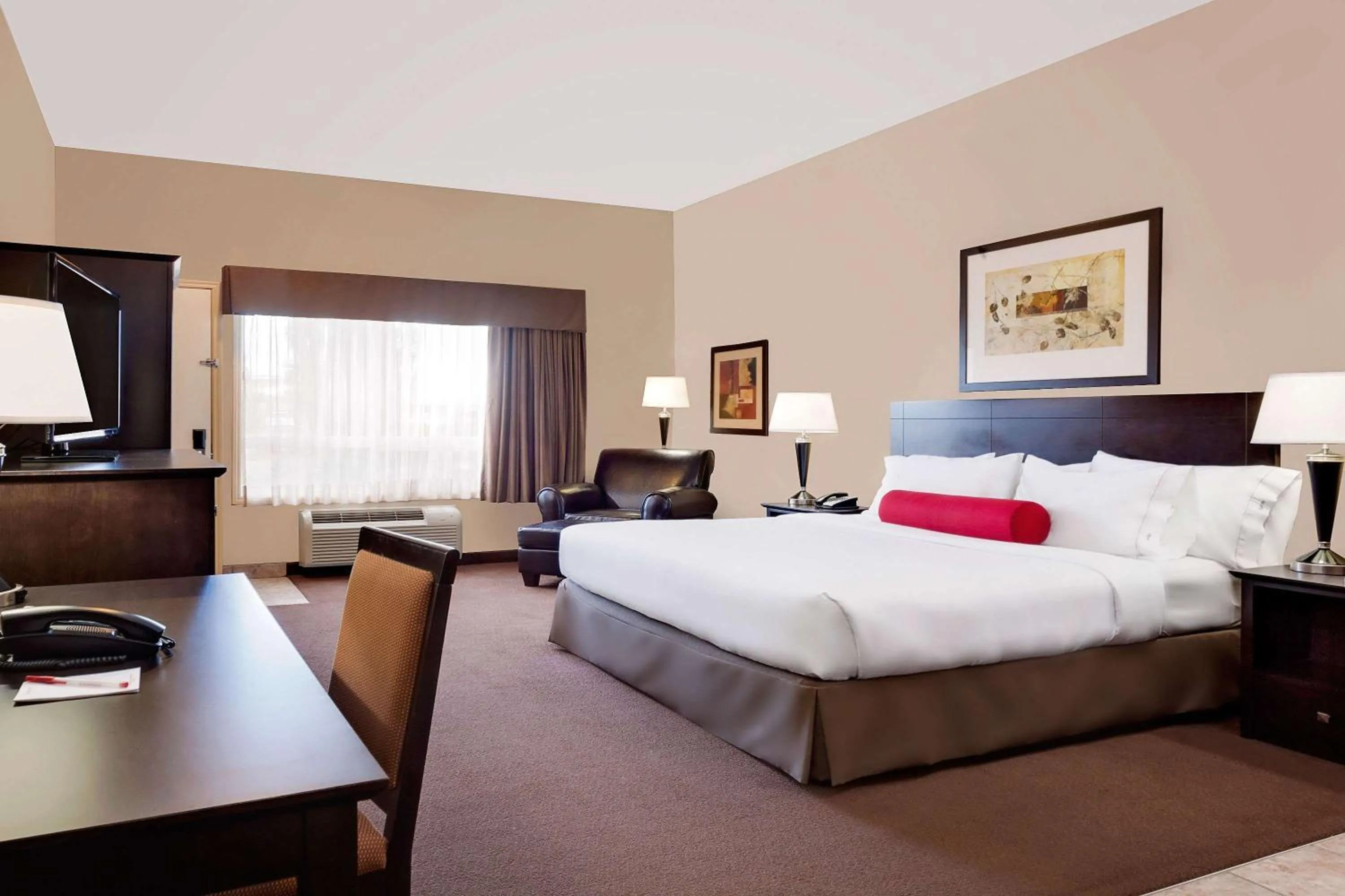 Photo of the whole room, Bed in Ramada by Wyndham Stettler