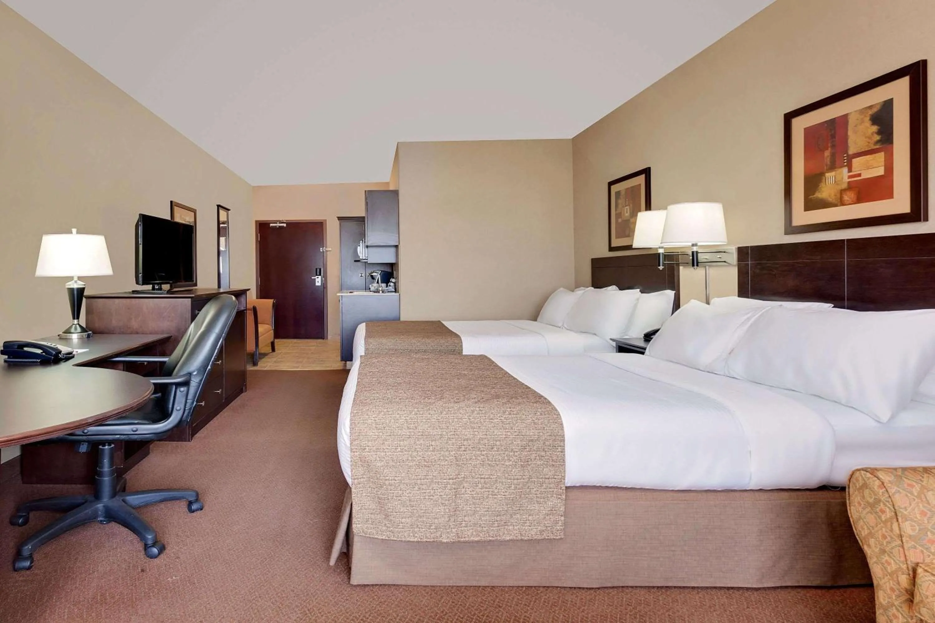 Photo of the whole room, Bed in Ramada by Wyndham Stettler