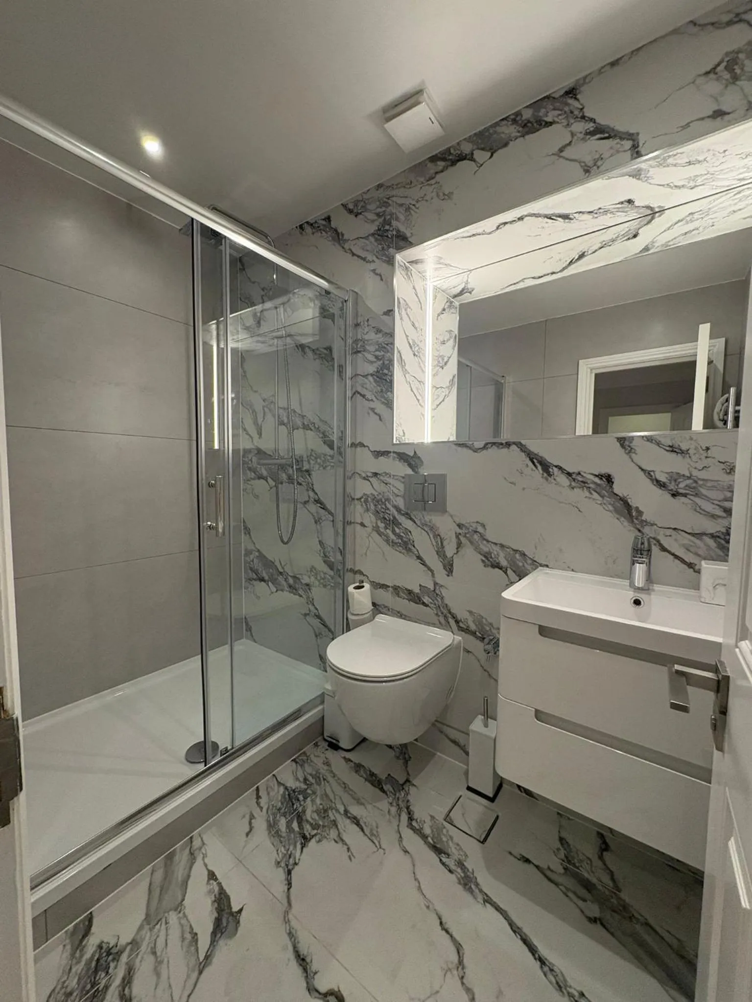 Bathroom in Commodore Hotel