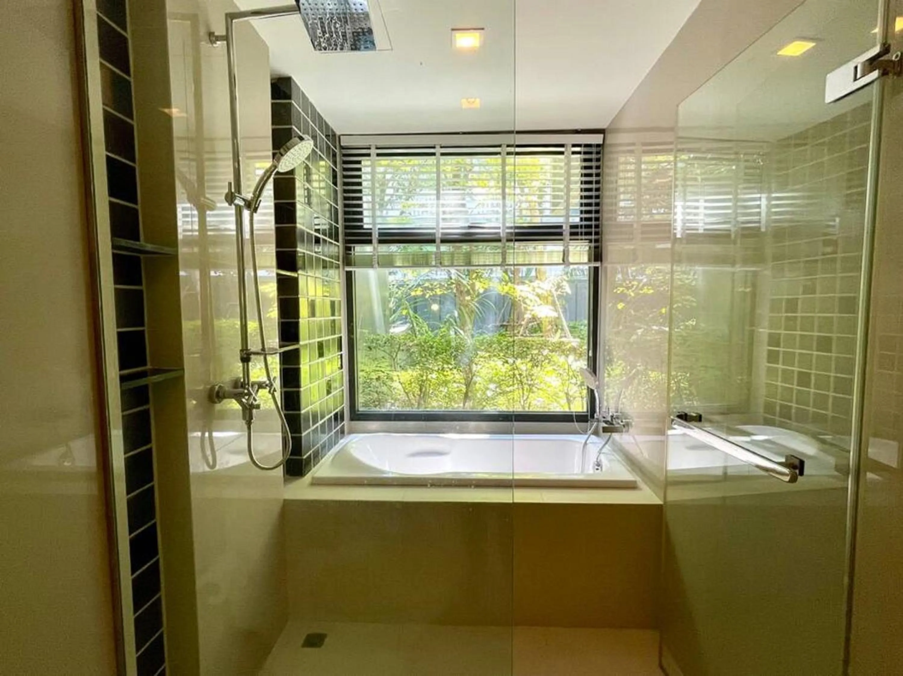 Hot Tub in The Deck Patong by VIP