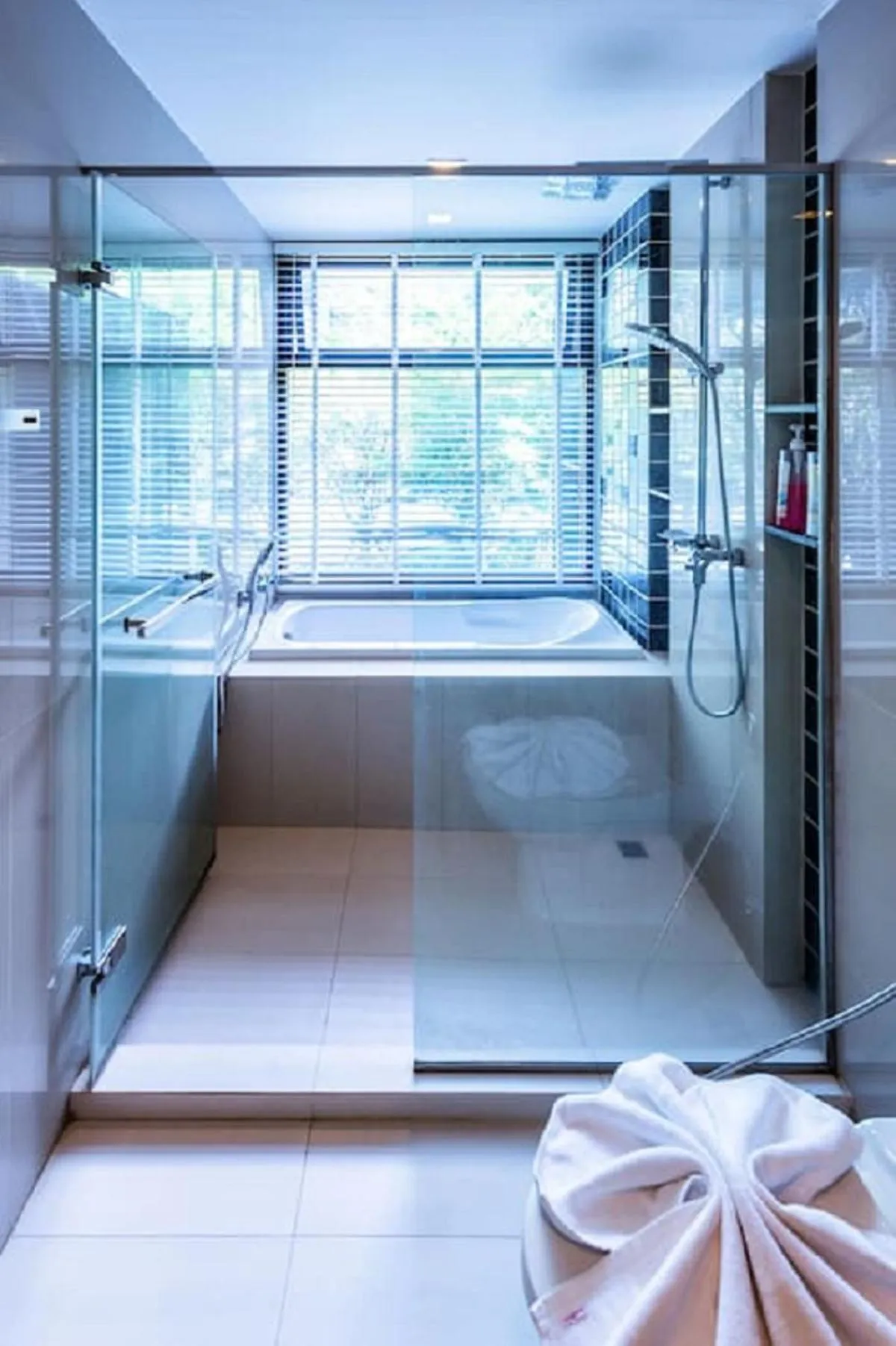 Shower, Bed in The Deck Patong by VIP