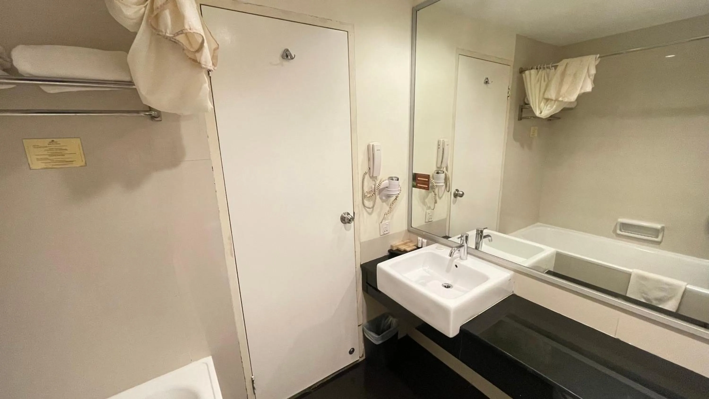Bathroom in Harmoni One Convention Hotel and Service Apartments